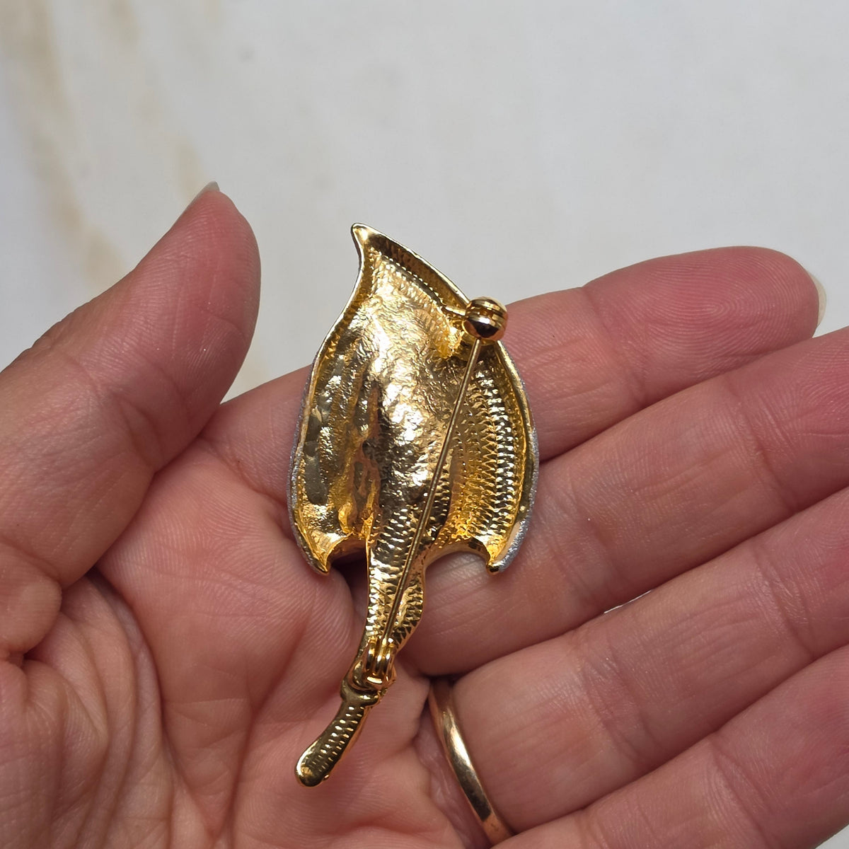Elegante Zweifarbige Calla-Lilien-Inspirierte Brosche – Gold & Glitzer-Silber