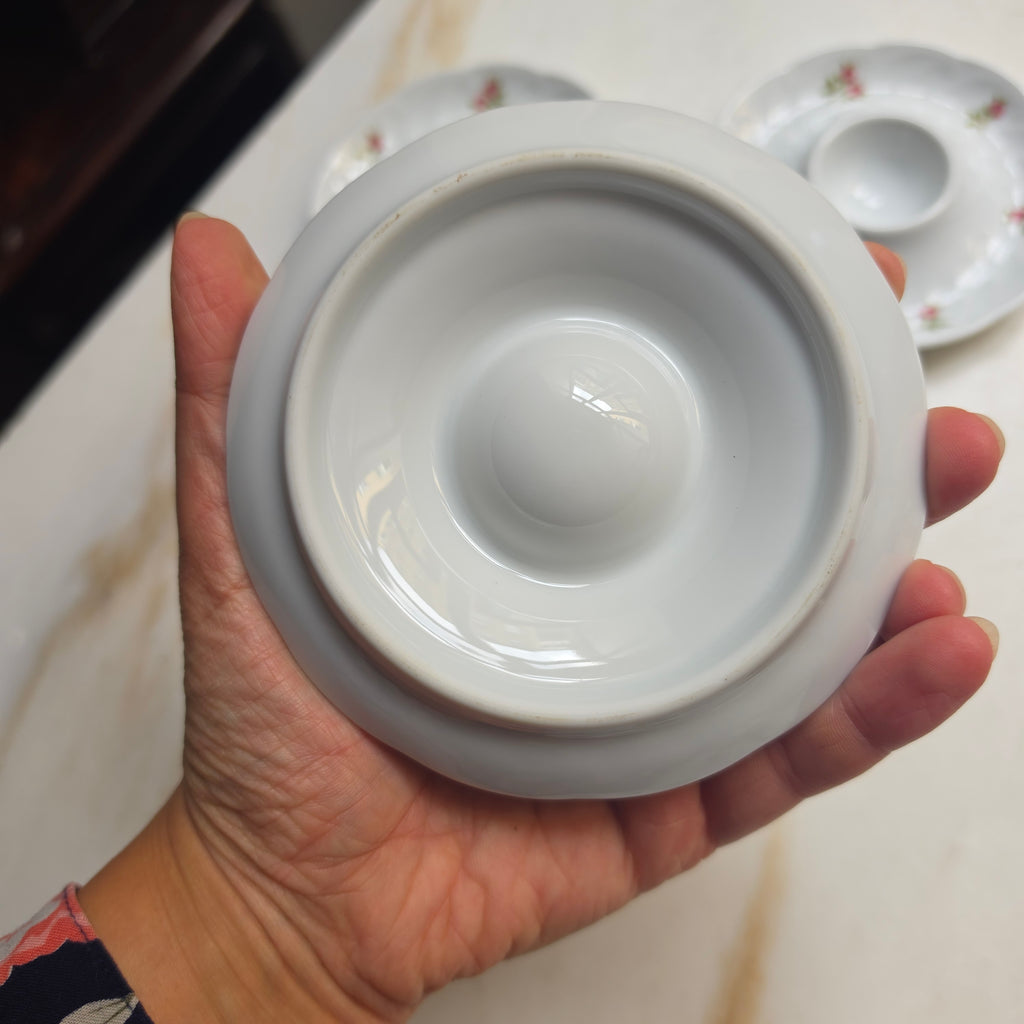 Vintage Porzellan-Eierbecher-Set (3-teilig) mit rosem Röschen-Dekor & Ablage