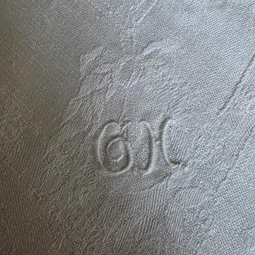 Vintage Damast-Mitteldecke / Prachtserviette mit Rosen-Jacquard & Handmonogramm „GK“ - 60x60cm