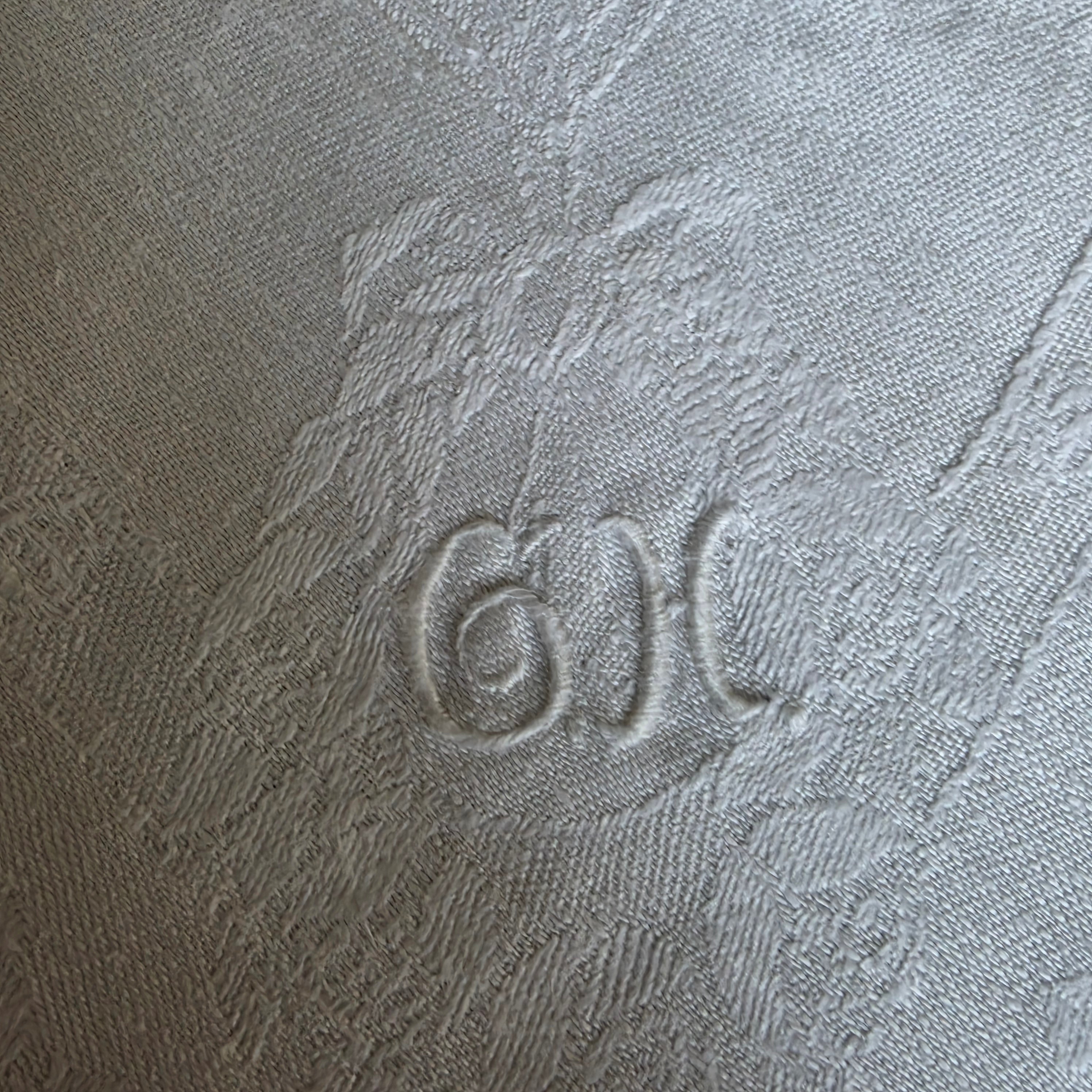 Vintage Damast-Mitteldecke / Prachtserviette mit Rosen-Jacquard & Handmonogramm „GK“ - 60x60cm