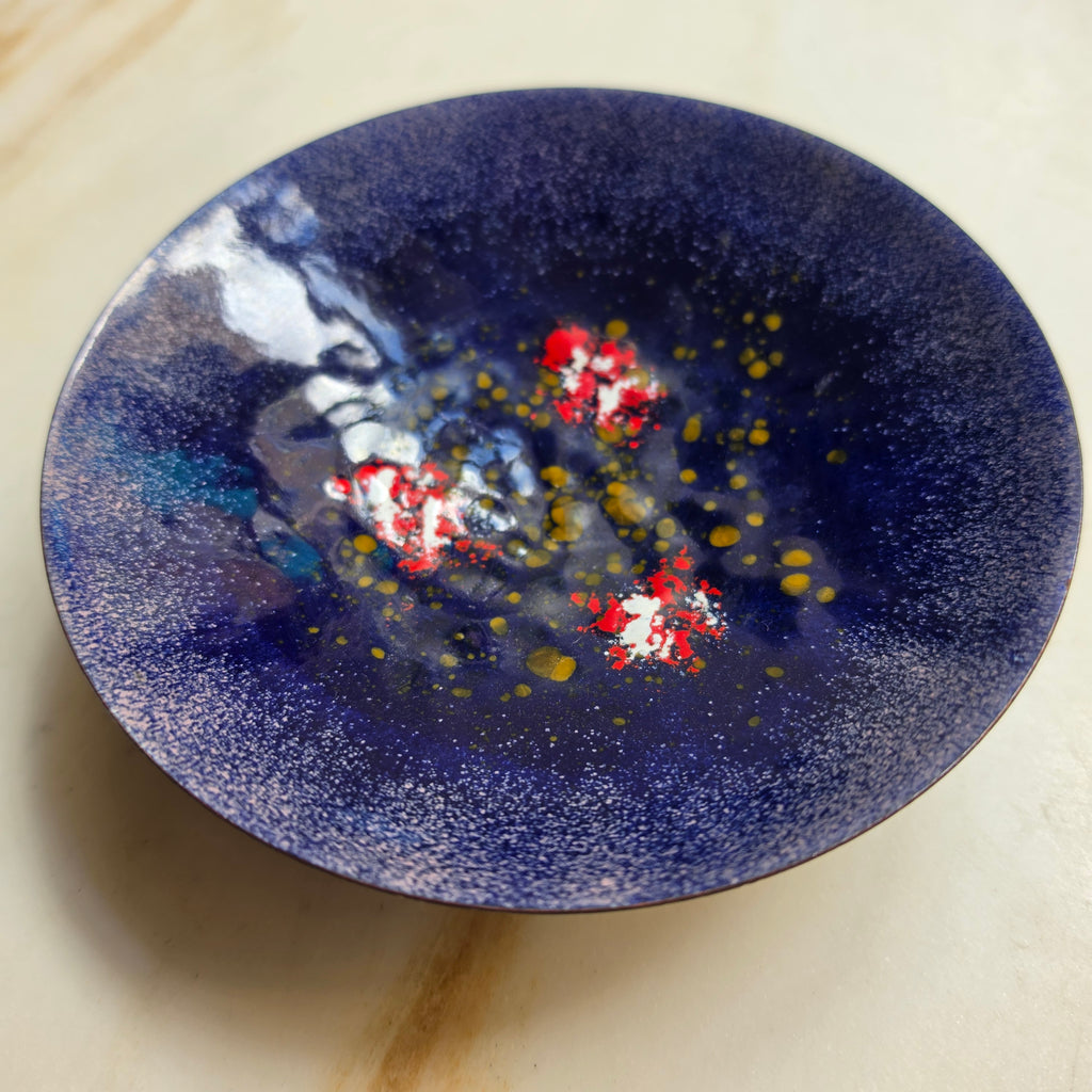 Handgefertigte Emaille-Schale auf Messingfuß – Mitternachtsblau mit Koi-Teich-Effekt