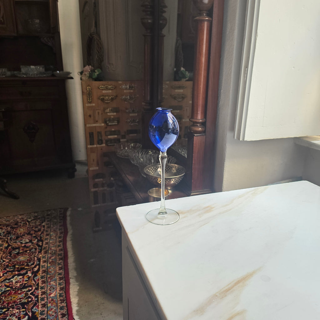 Elegante Mundgeblasene Solitär-Vase aus Kobaltblauem Glas mit Langem Stiel