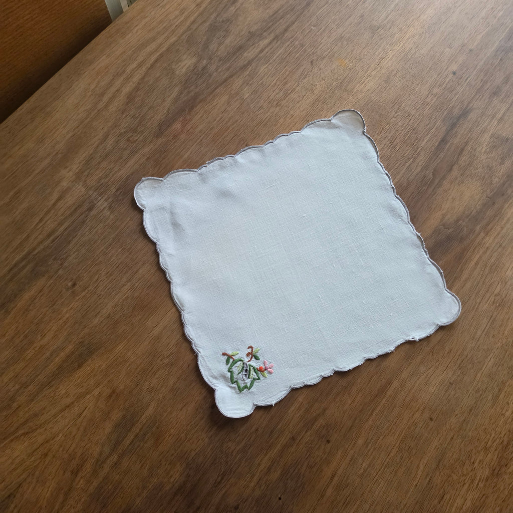 Vintage DDR Zierdeckchen/Taschentuch aus Leinen – Handgestickt 25x25cm