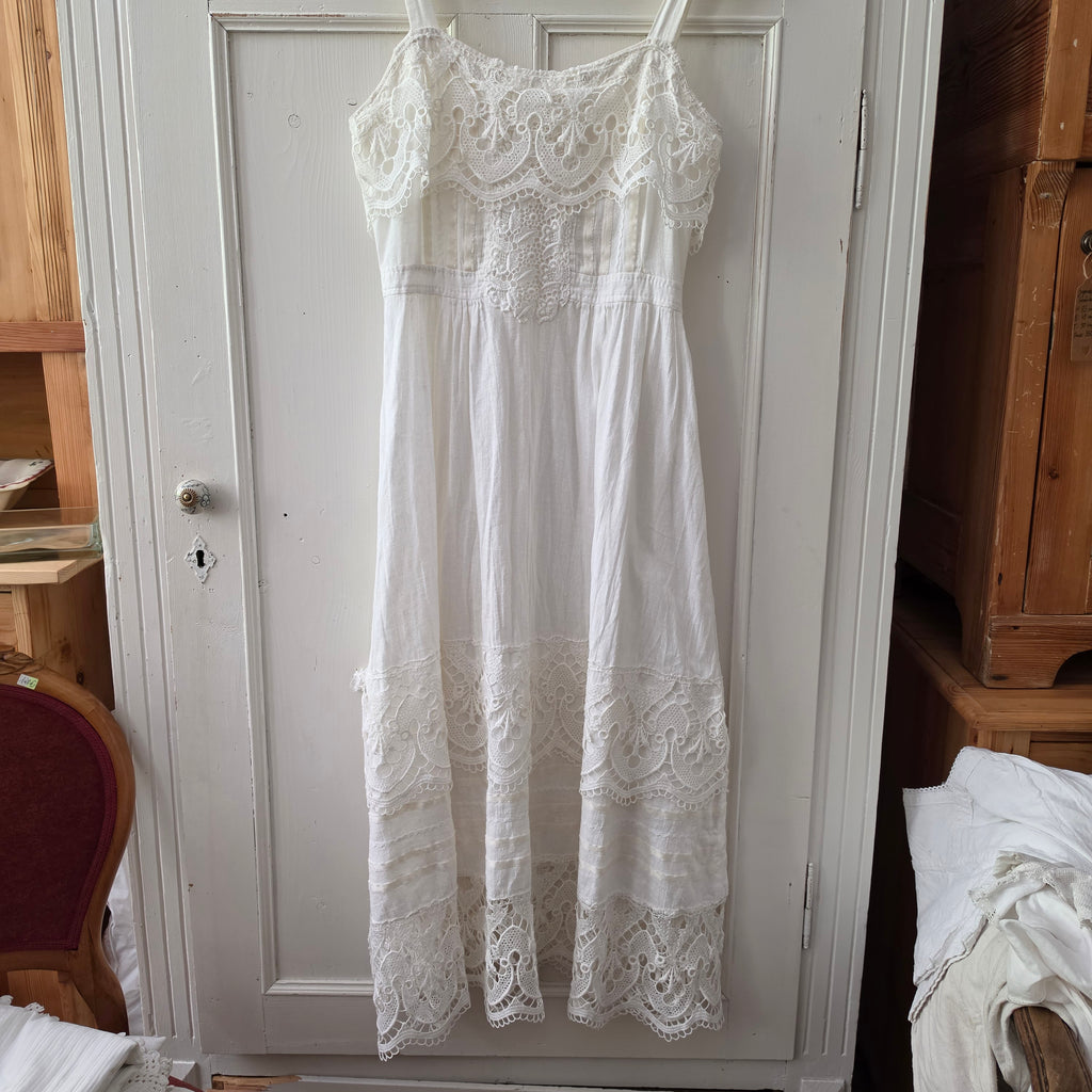Romantisches Vintage Trägerkleid – Weißes Halbleinen & Spitze (Handgemachtes Unikat)