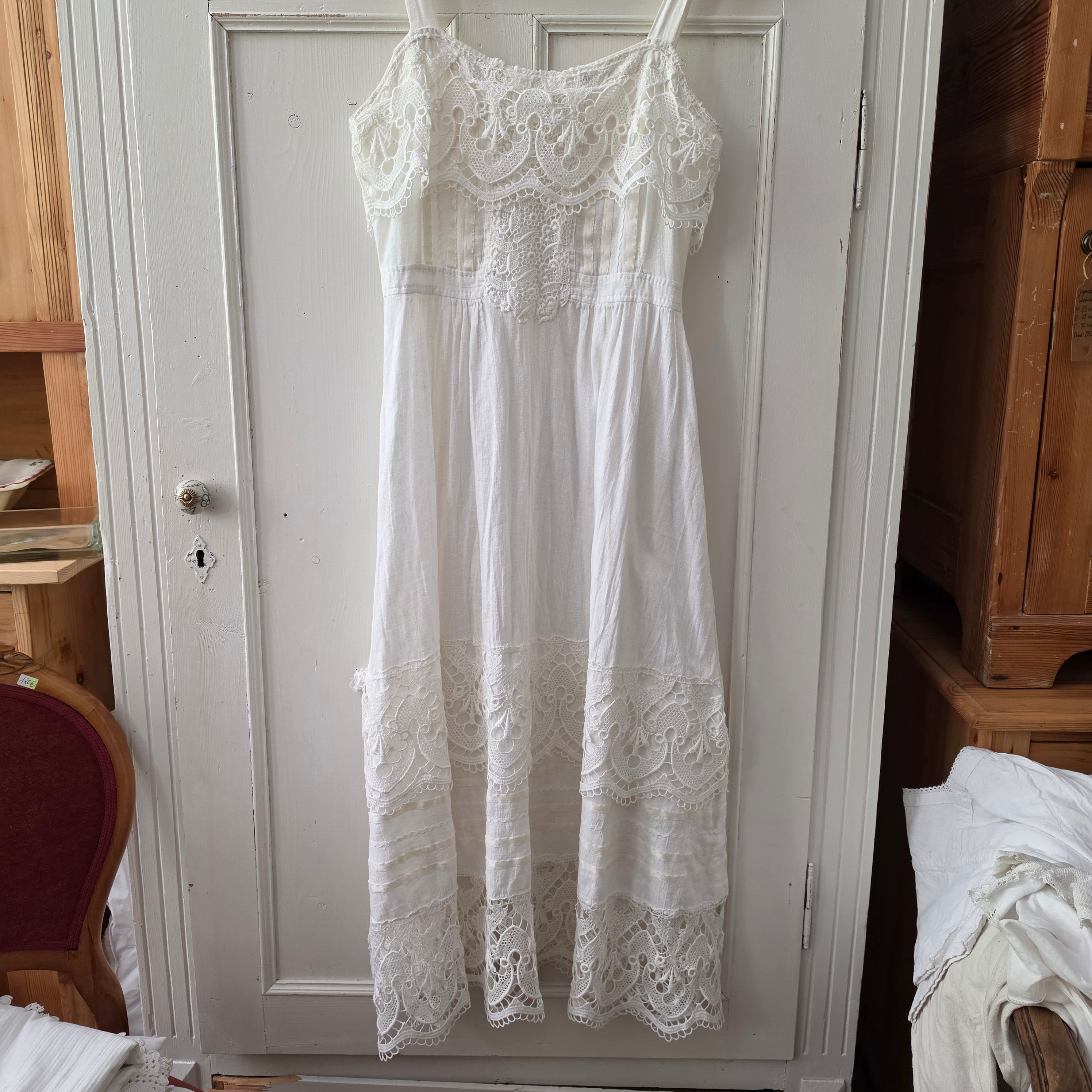 Romantisches Vintage Trägerkleid – Weißes Halbleinen & Spitze (Handgemachtes Unikat)