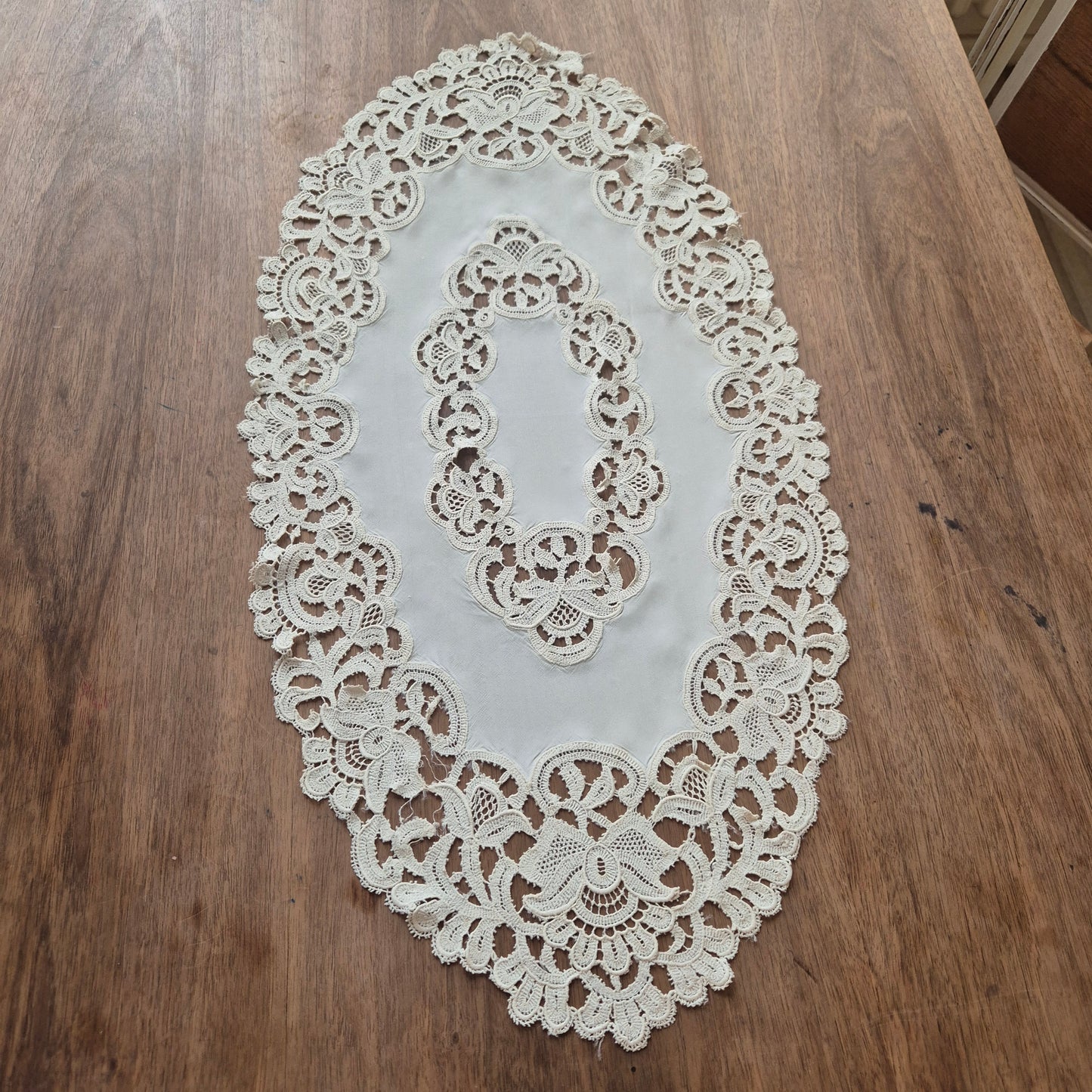 Antikes viktorianisches Zierdeckchen creme gehäkelt geklöppelt 42x80cm oval