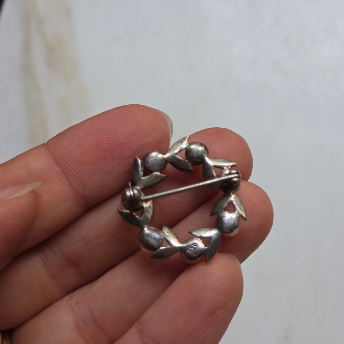 Vintage Silberbrosche (935er Silber) mit Perlen & Markasiten – Eleganter Kranz-Anstecker
