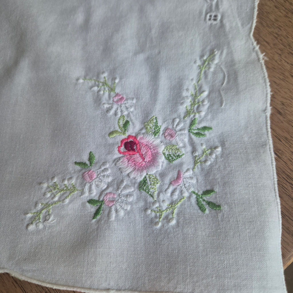 Vintage Tischdecke Baumwolle mit Blumenstickerei 84x88cm