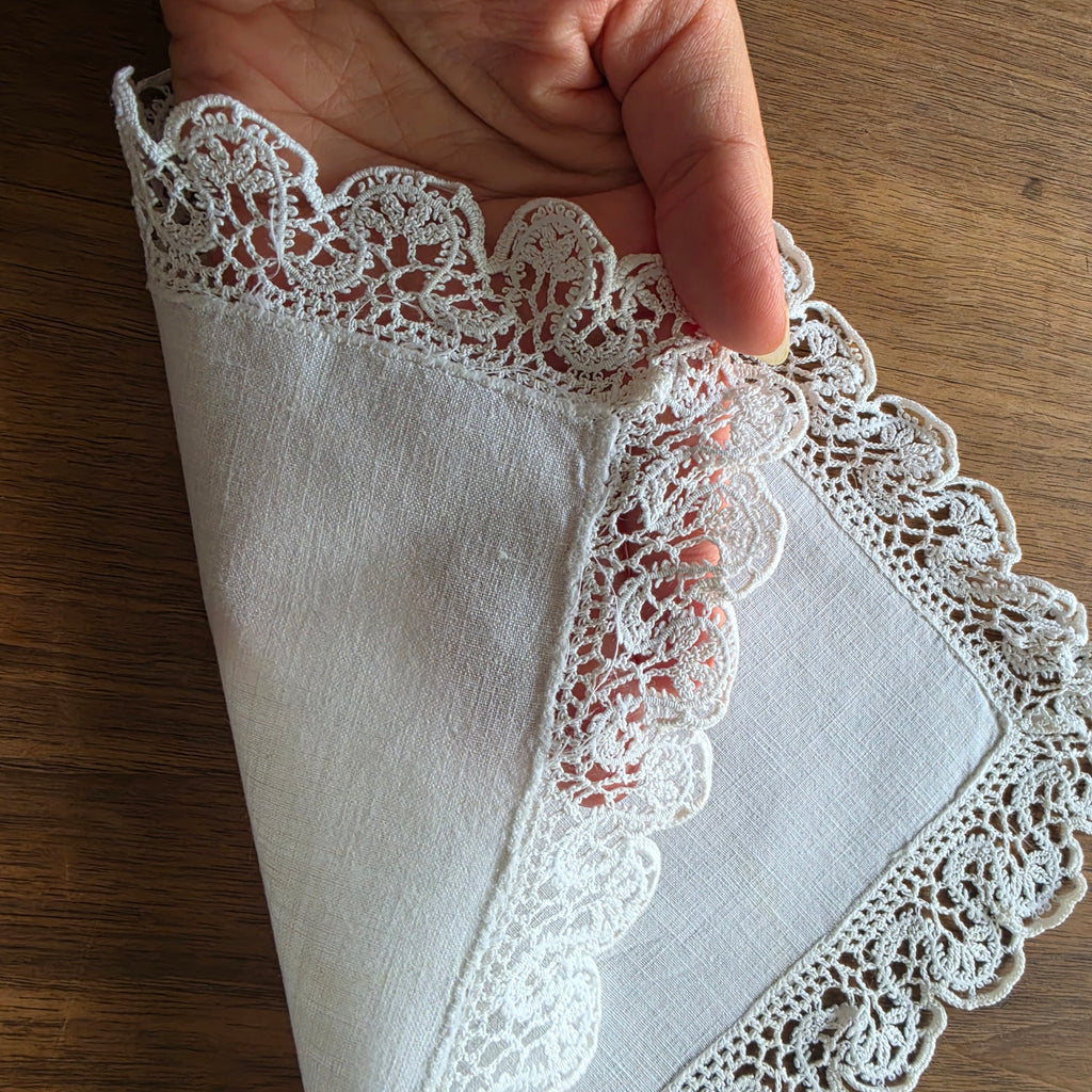Edles Vintage-Linnendeckchen mit handgehäkelter Spitzenkante – Quadratisches Doily / Tischelement in Naturweiß