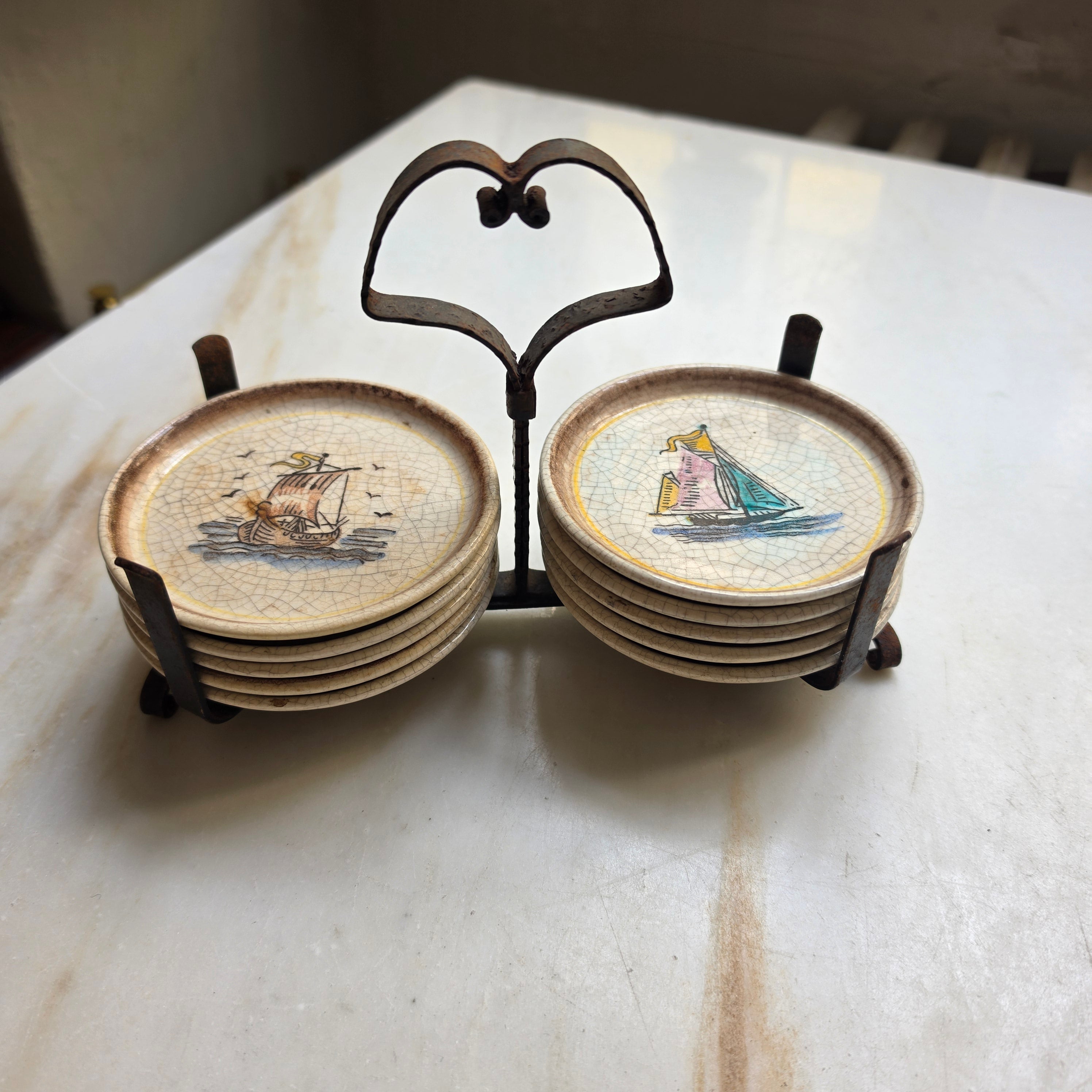 Vintage Keramik-Untersetzer Set „Maritim“ mit schmiedeeisernem Halter – 9-teilig – Mid-Century Craquelé