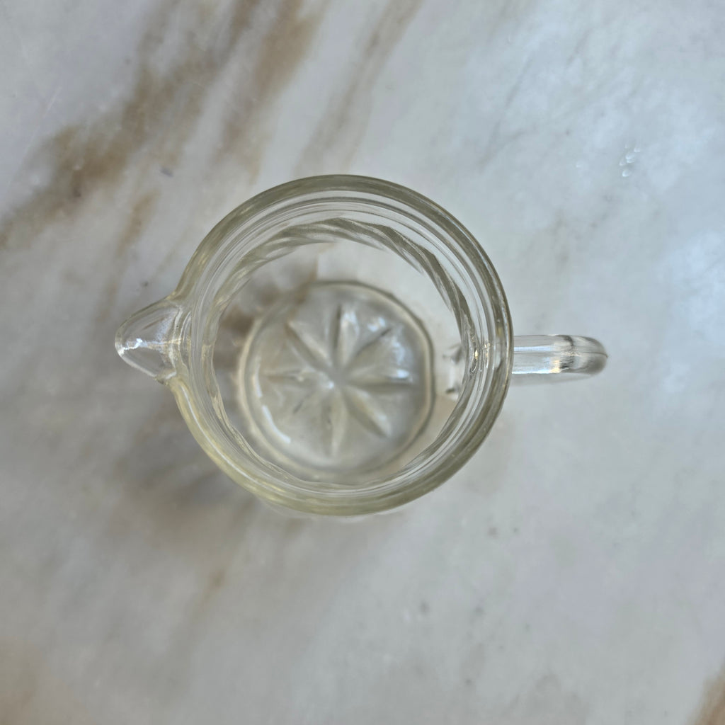 Kleines Vintage-Milchkännchen aus klarem Glas mit Spiraldruck und Sternboden