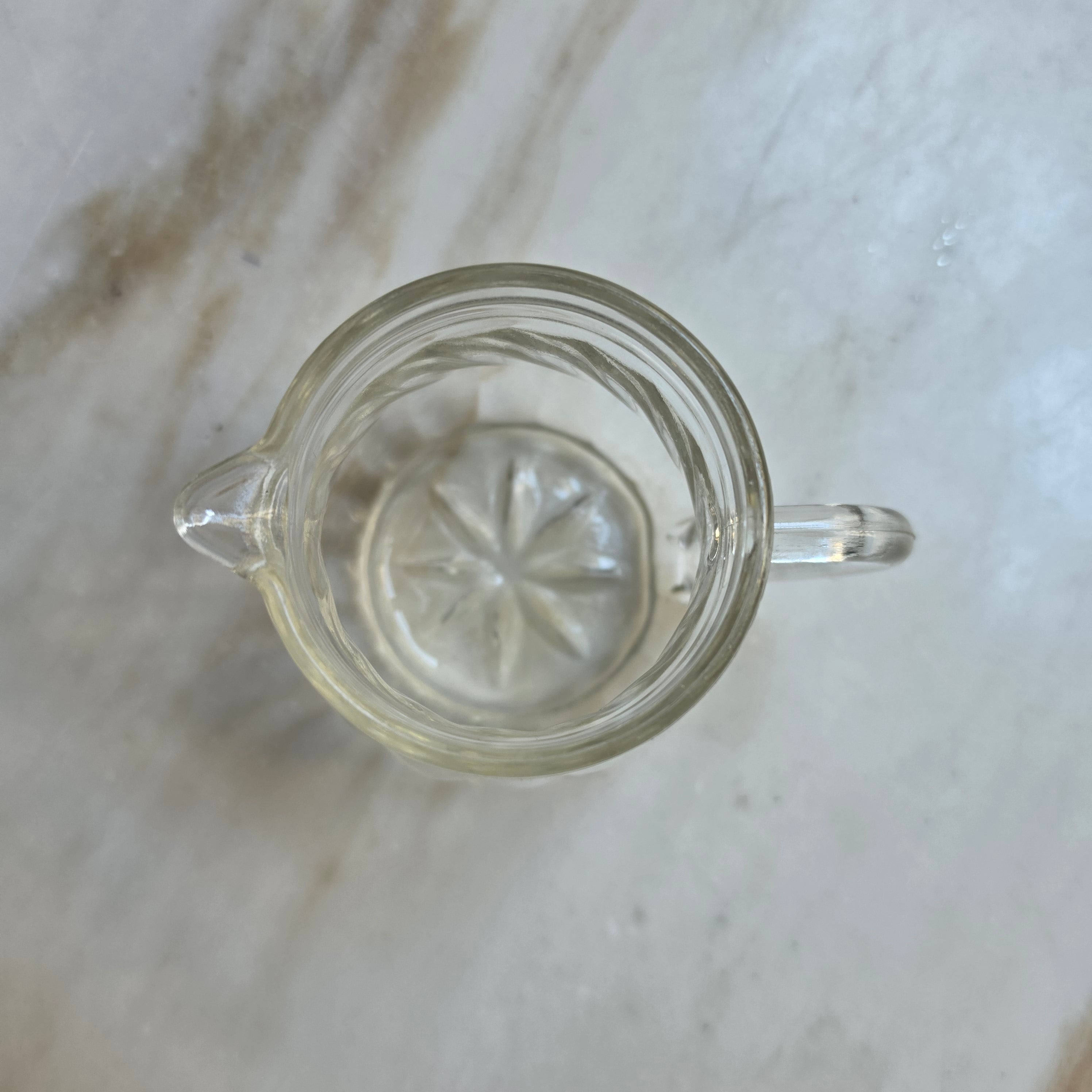 Kleines Vintage-Milchkännchen aus klarem Glas mit Spiraldruck und Sternboden