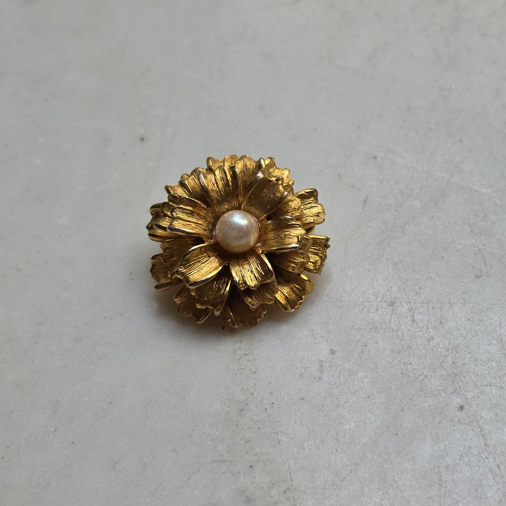Vintage Blüten-Brosche mit echter Perle – Goldfarbene Anstecknadel 60er Jahre