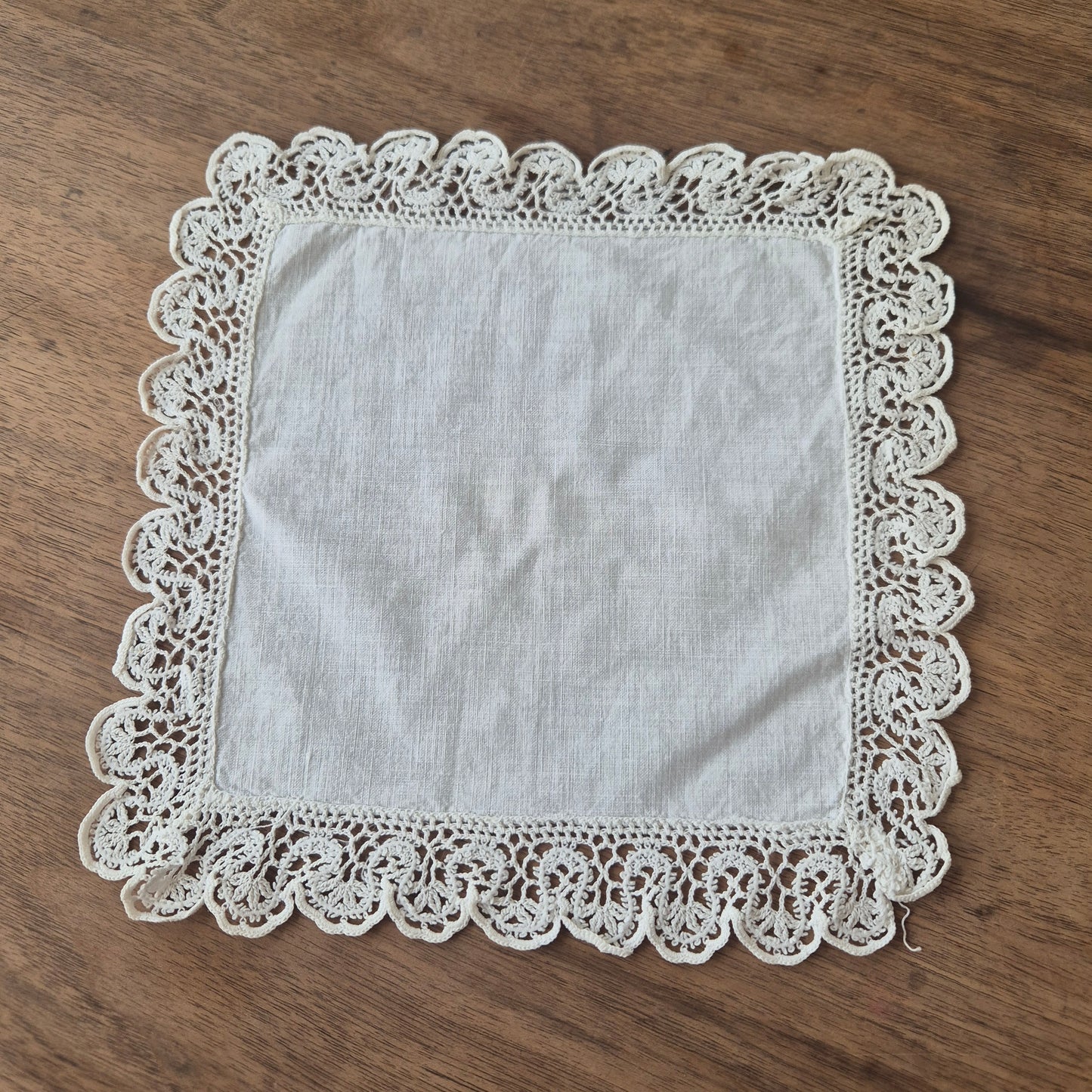 Wunderschönes altes viktorianisches Taschentuch mit geklöppeltem Rand- ideal als Geschenk! 24x24cm 🤍
