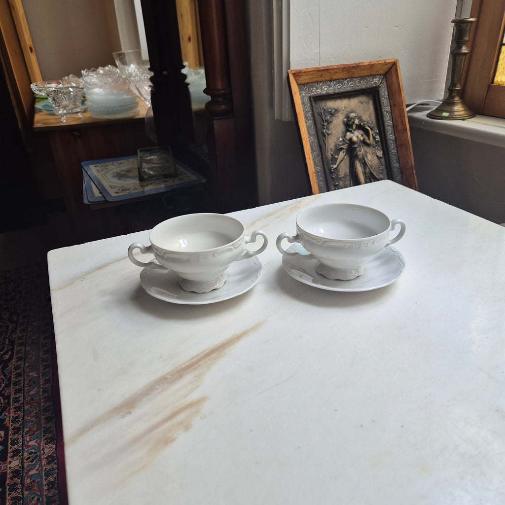 2x Antike weiße Porzellan-Suppentassen - Reliefdekor