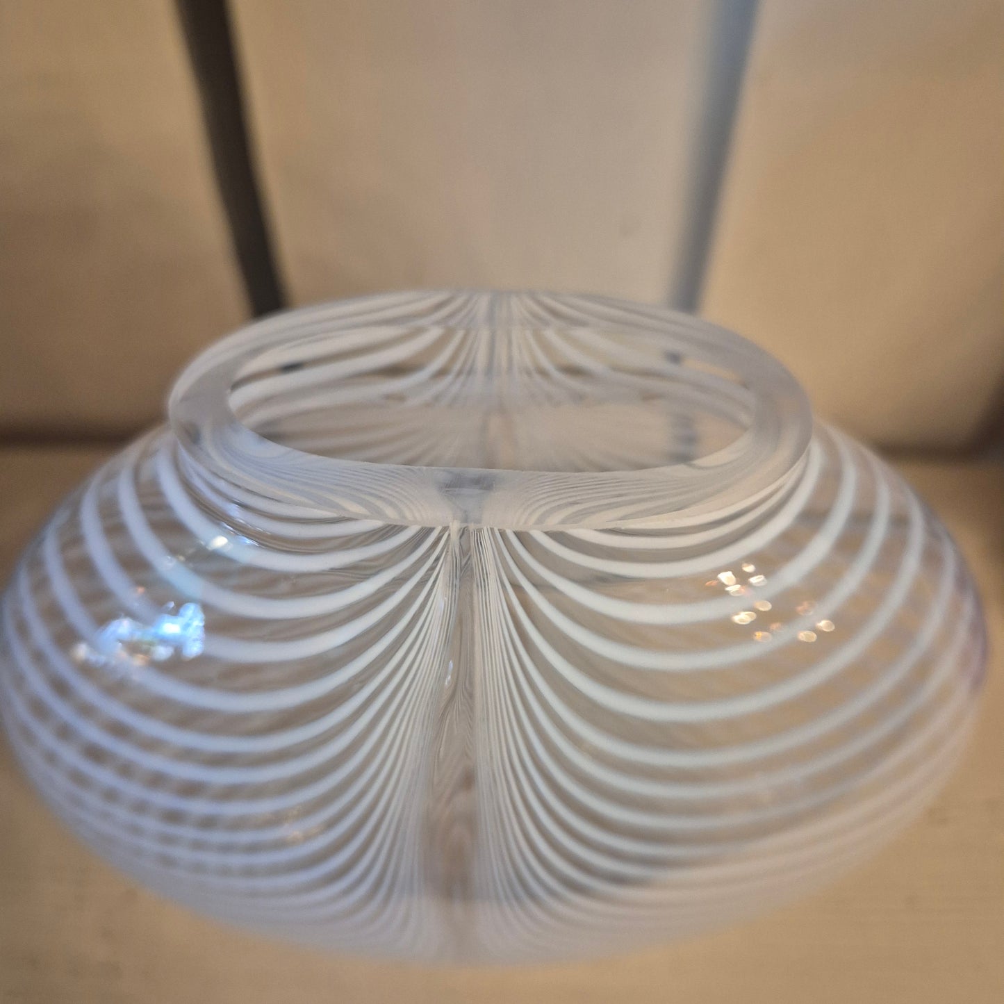Vintage Kunstvase transparent mit weißen Streifen Glaskunst wie Costa boda?