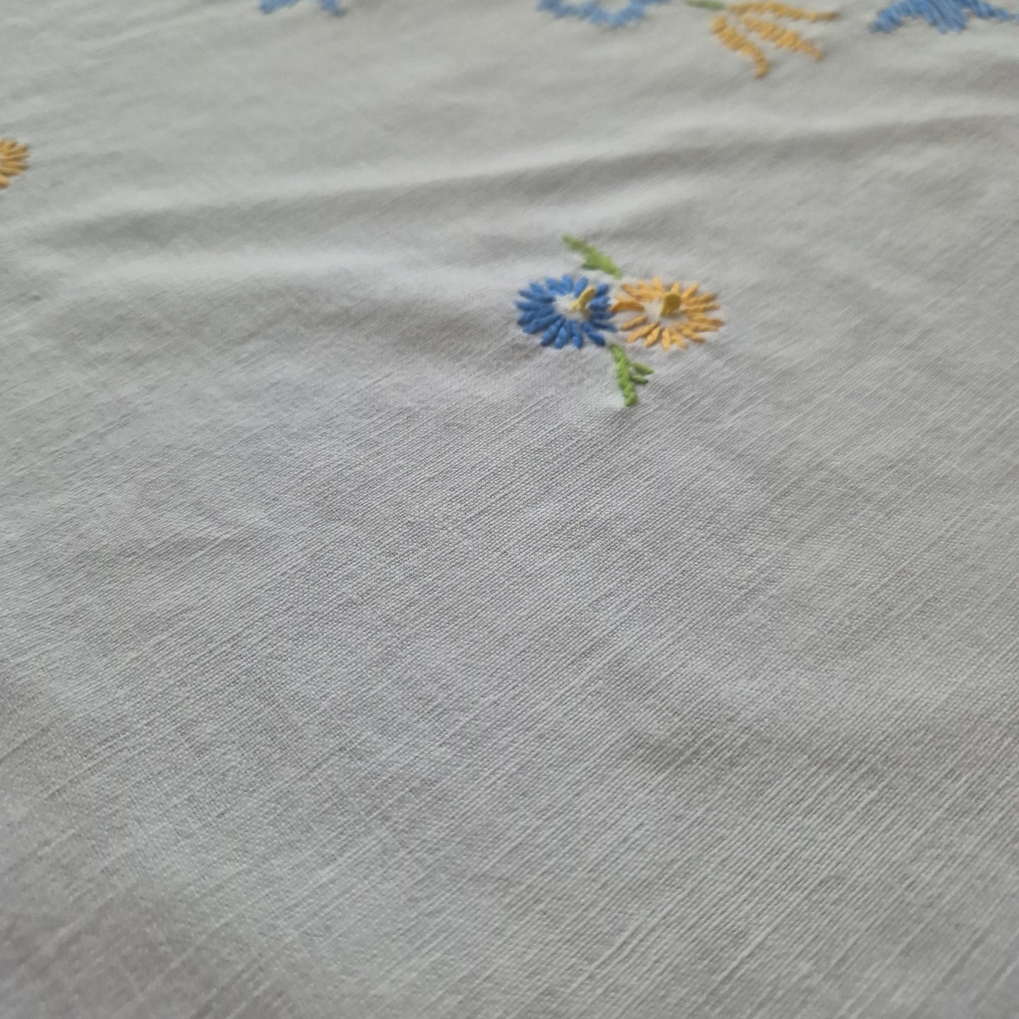 Vintage runde handgemachte Tischdecke weiß mit Blumenstickerei DDR  96cm