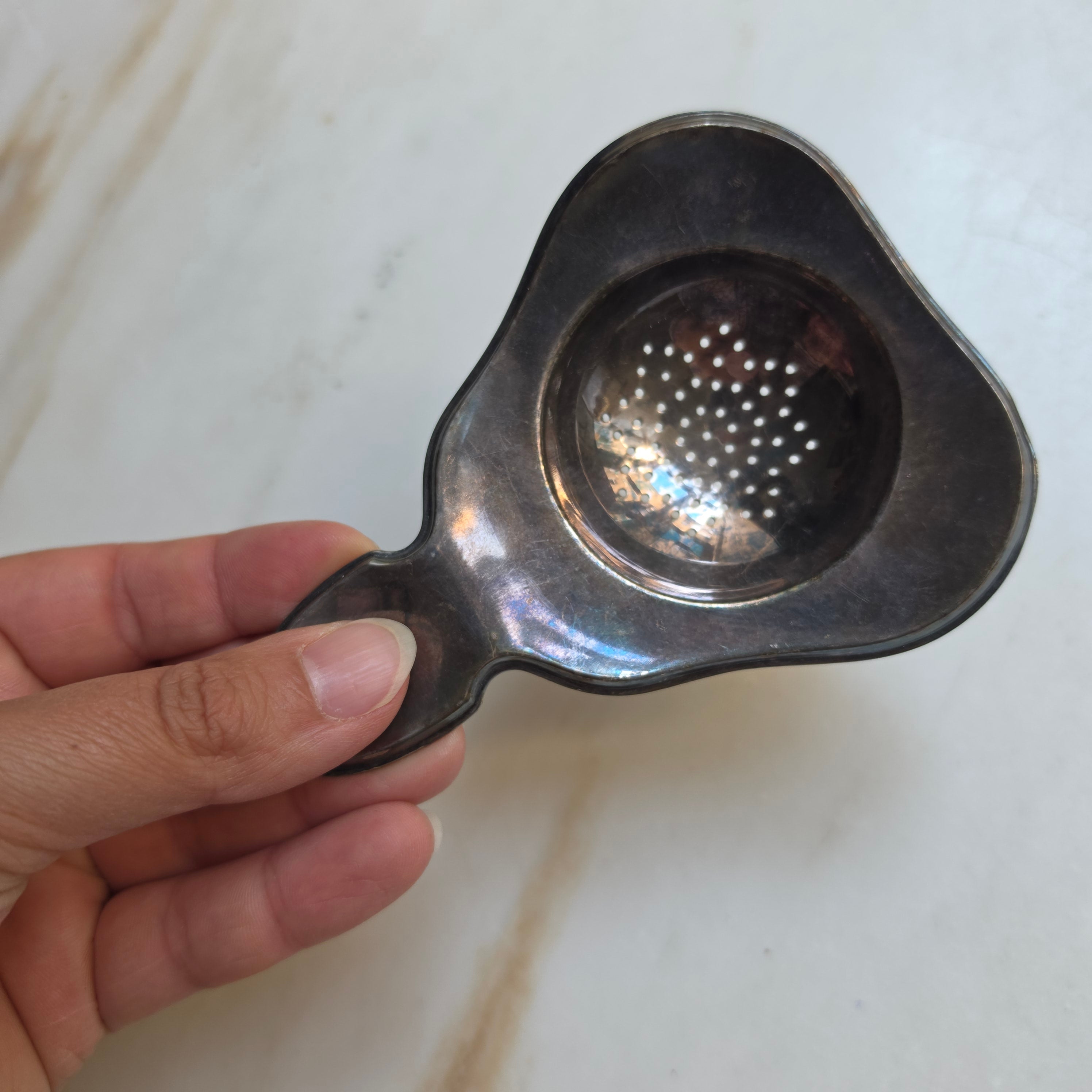 Edles Vintage-Teesieb aus versilbertem Metall – Klassisches Auflege-Teesieb mit feiner Patina