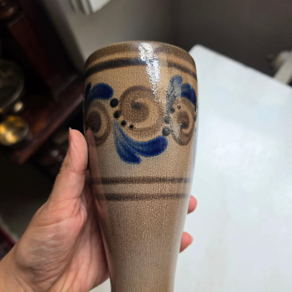 Handgemachte Vintage-Keramikvase mit blauer Ritzdekor-Malerei - Bier
