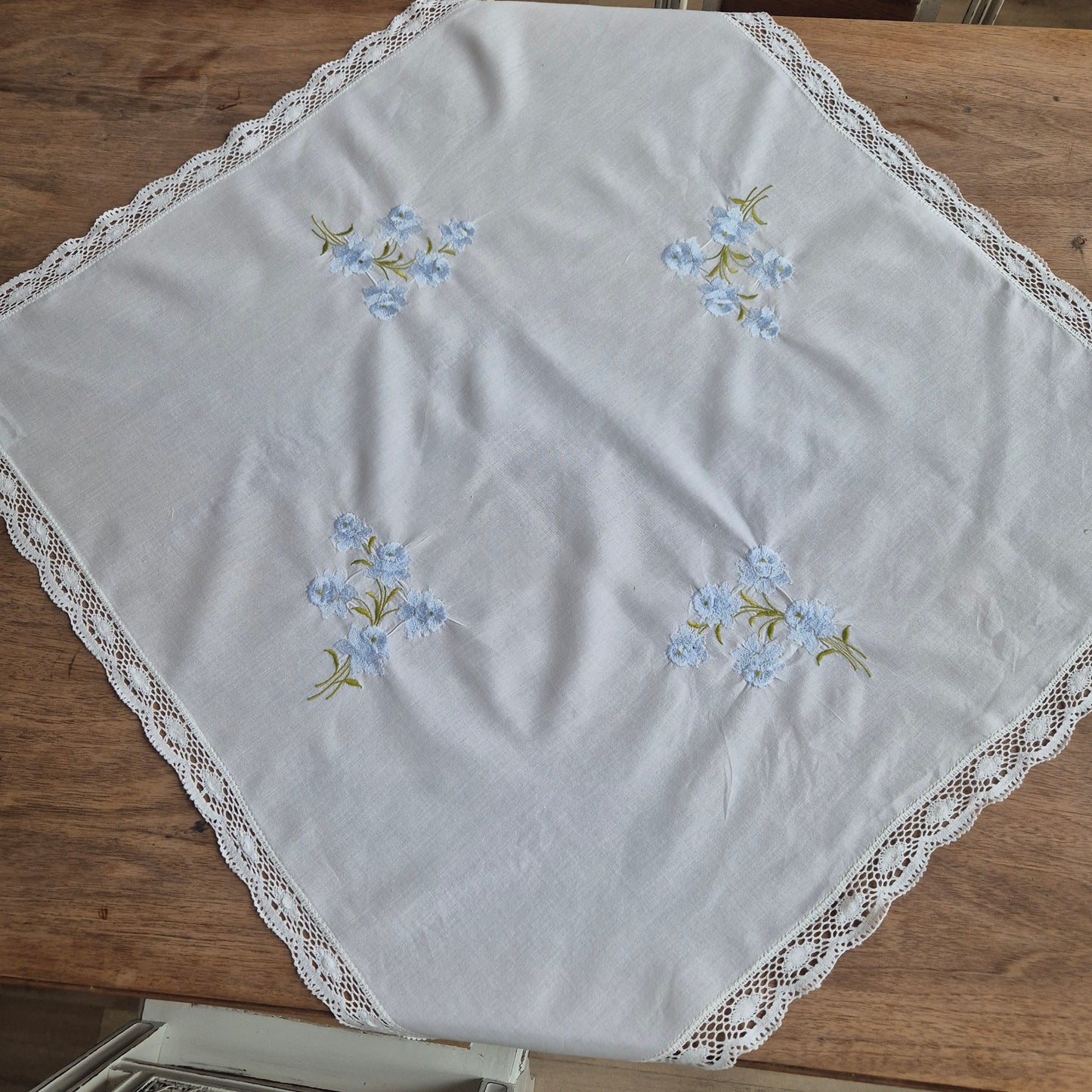 Vintage Tischdecke Baumwolle mit Blumenstickerei und durchbrochener Spitze 82x79cm