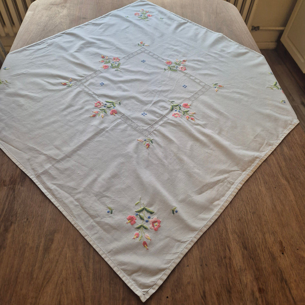 Vintage Tischdecke Baumwolle mit Blumenstickerei und durchbrochener Spitze 83x83cm