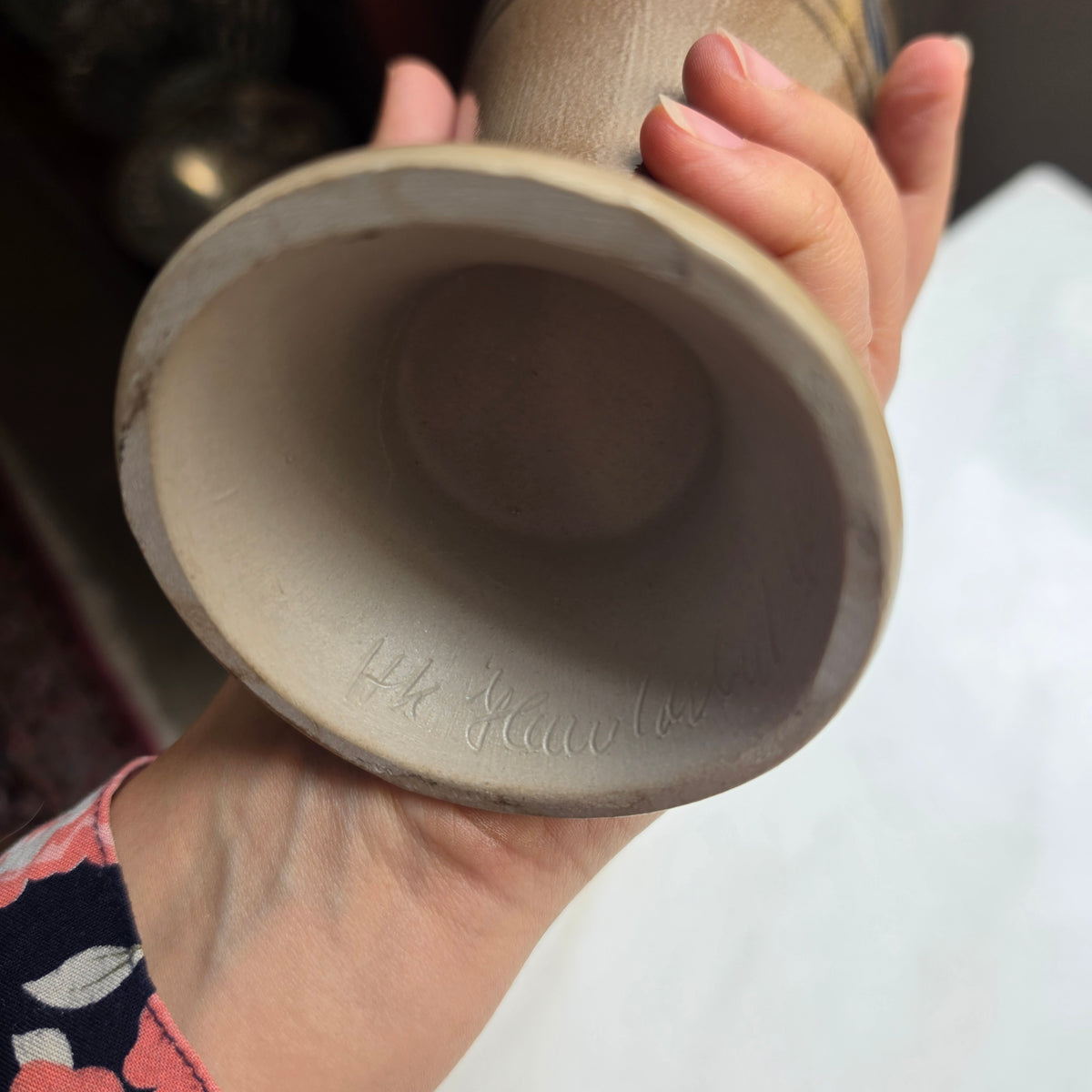 Handgemachte Vintage-Keramikvase mit blauer Ritzdekor-Malerei - Bier