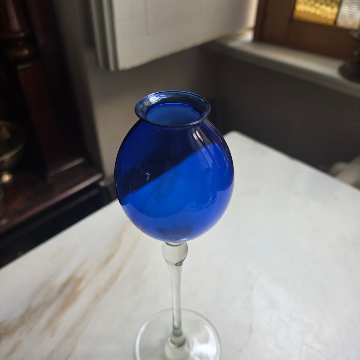 Elegante Mundgeblasene Solitär-Vase aus Kobaltblauem Glas mit Langem Stiel