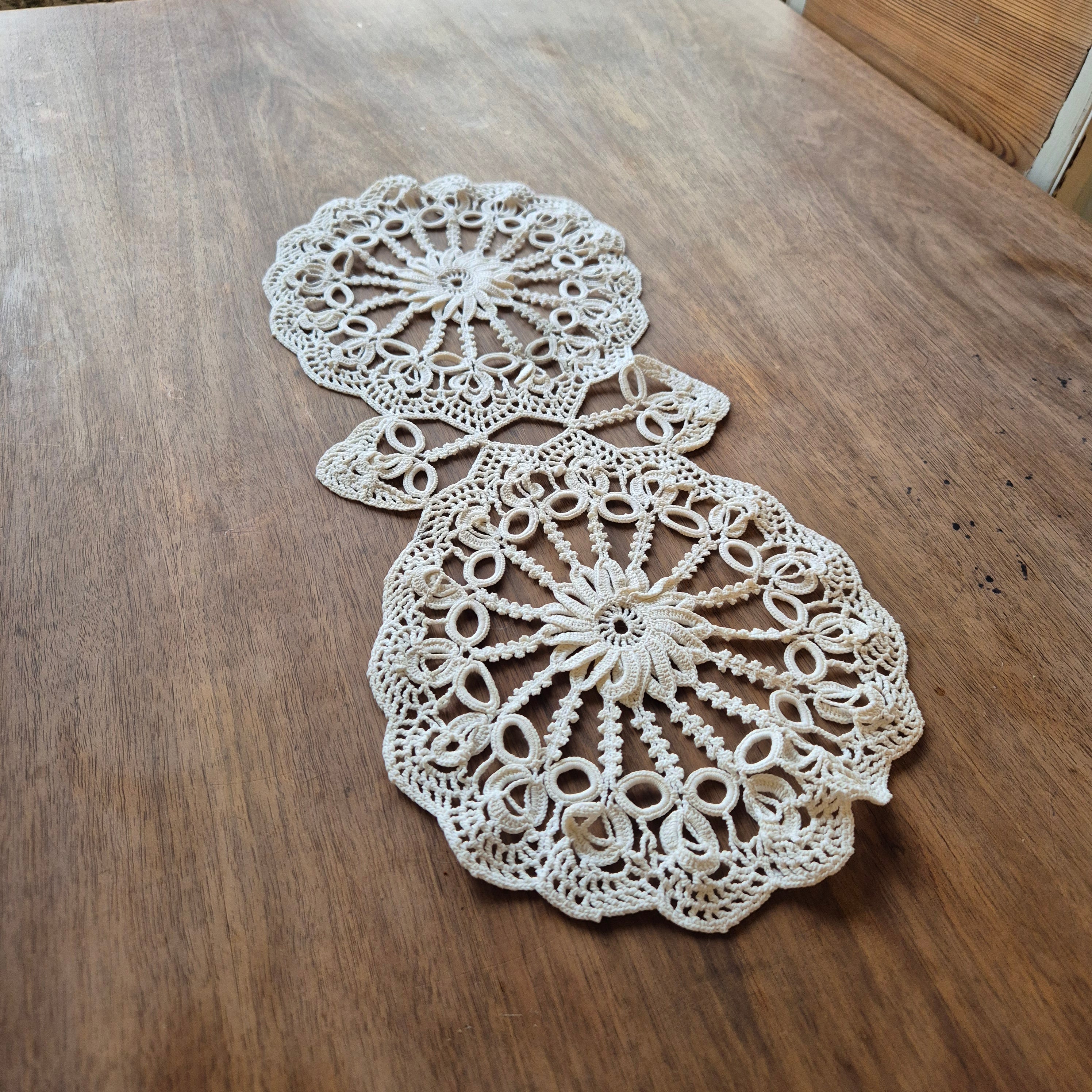 Antikes französisches Zierdeckchen weiß geklöppelt Baumwolle 50x21cm 🤍