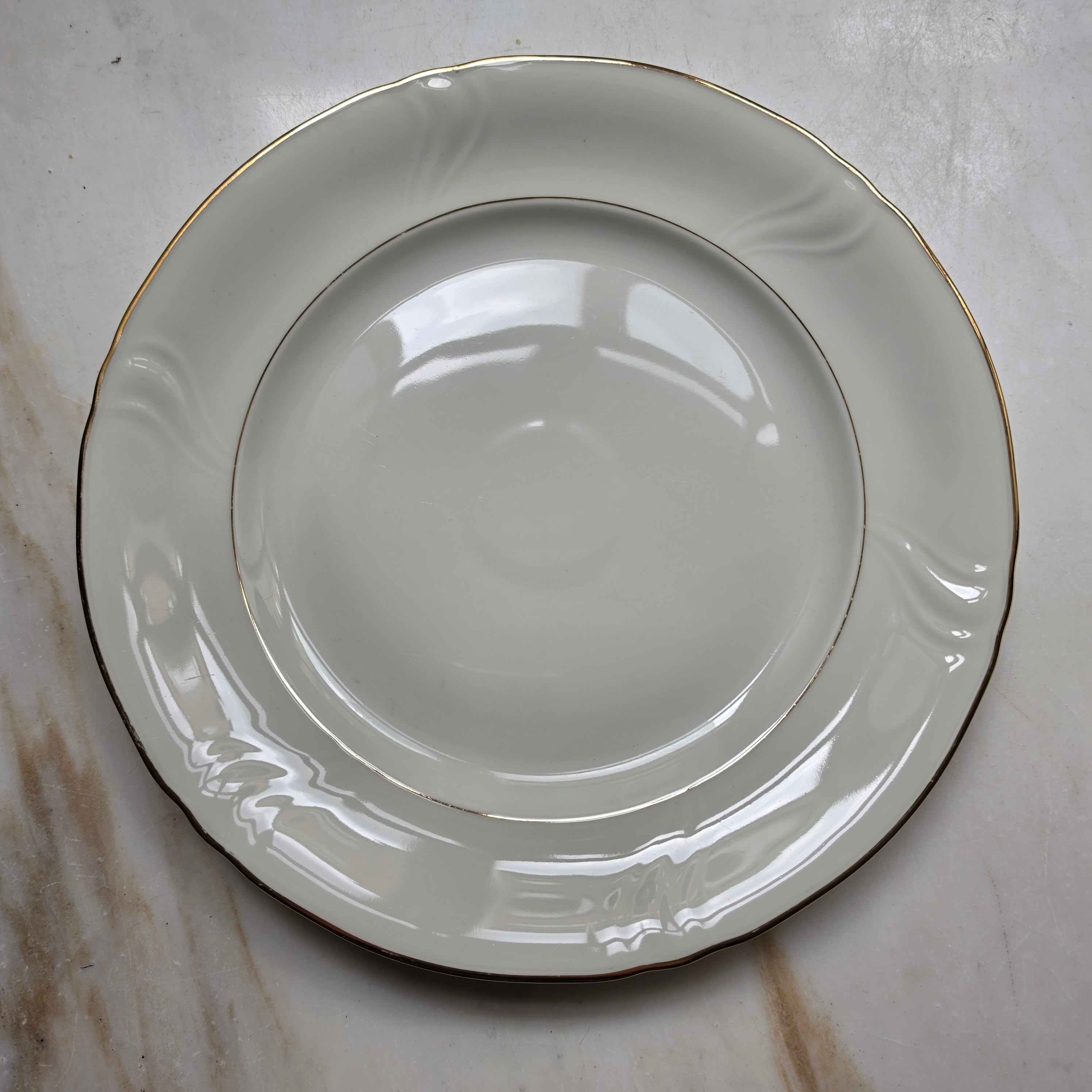 Großer antiker Porzellan-Servierteller - Elfenbeinfarben mit edlem Goldrand - Elegante Torten- & Gebäckplatte