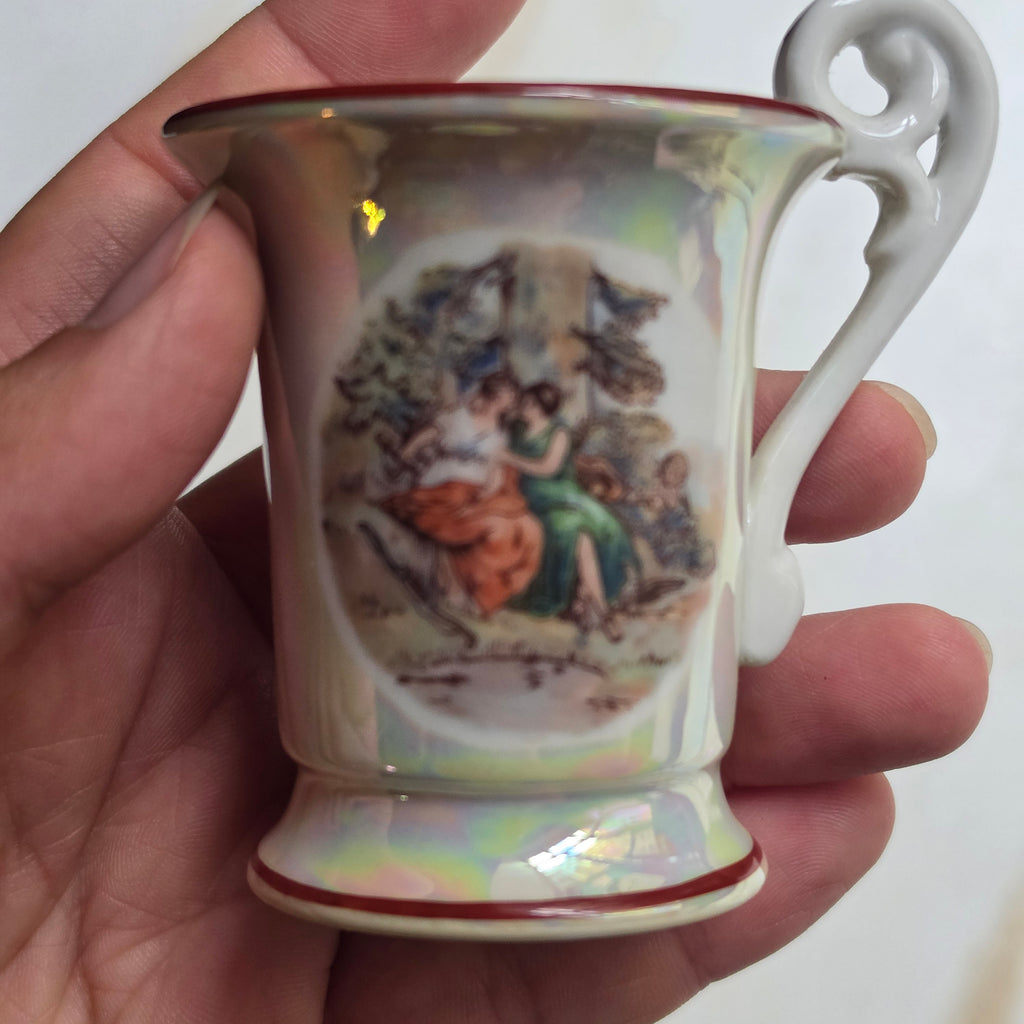 Vintage Mokkatasse mit Lüsterglasur & Romantik-Motiv – Porzellan Sammeltasse