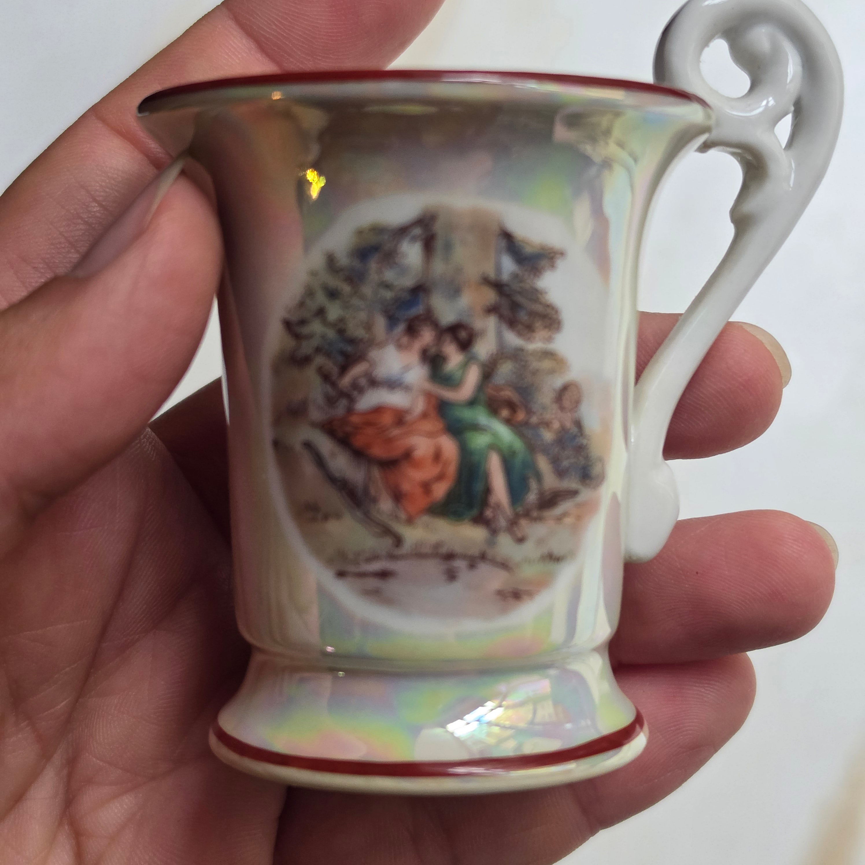 Vintage Mokkatasse mit Lüsterglasur & Romantik-Motiv – Porzellan Sammeltasse