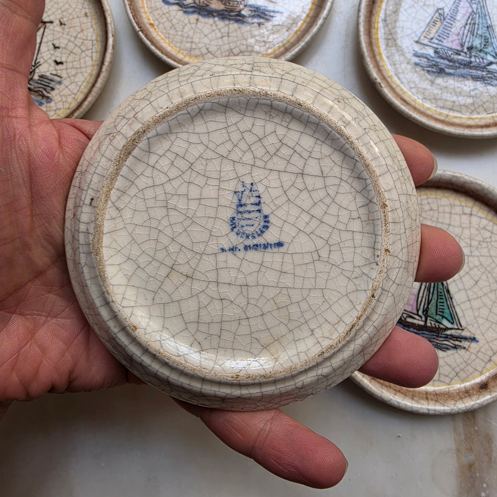 Vintage Keramik-Untersetzer Set „Maritim“ mit schmiedeeisernem Halter – 9-teilig – Mid-Century Craquelé