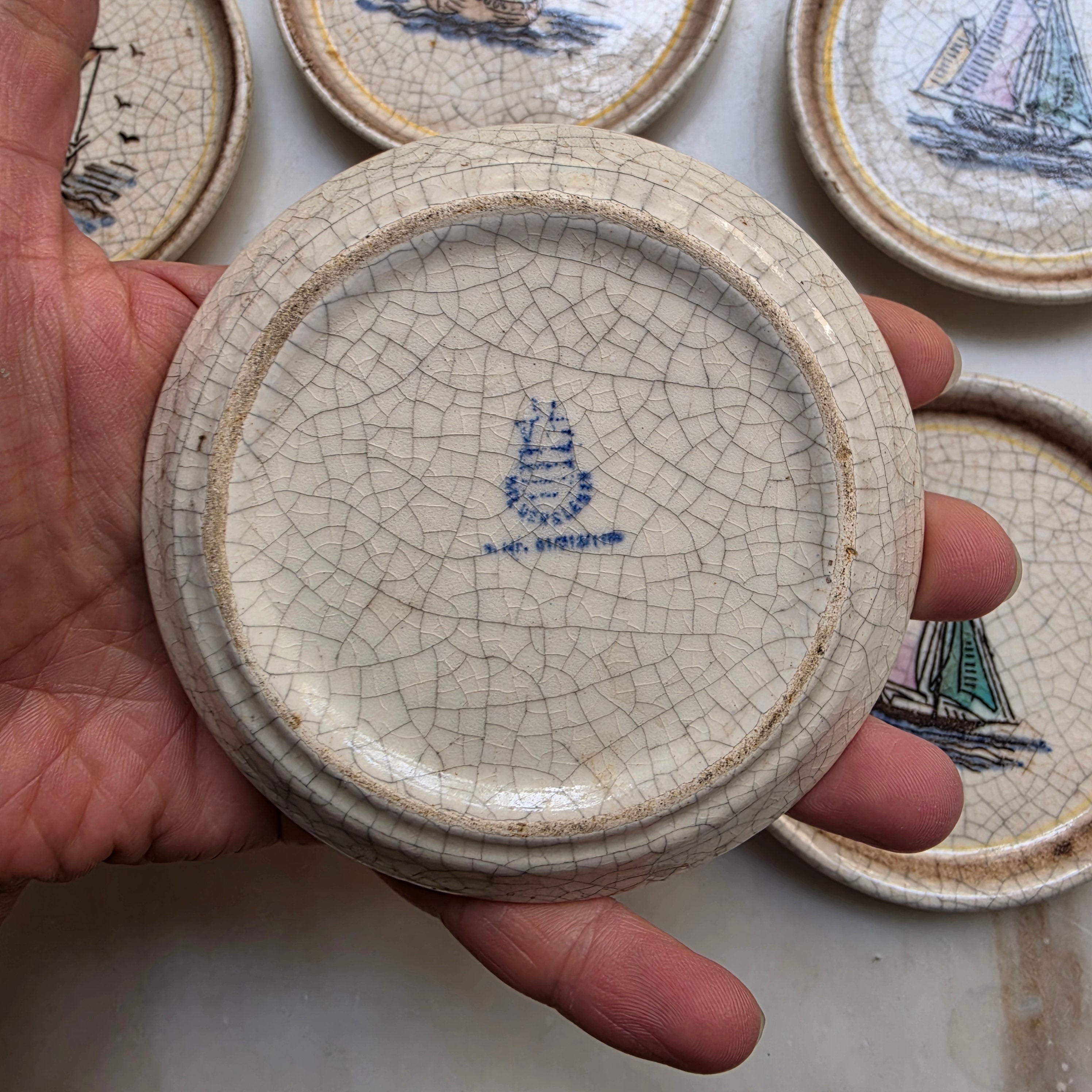 Vintage Keramik-Untersetzer Set „Maritim“ mit schmiedeeisernem Halter – 9-teilig – Mid-Century Craquelé