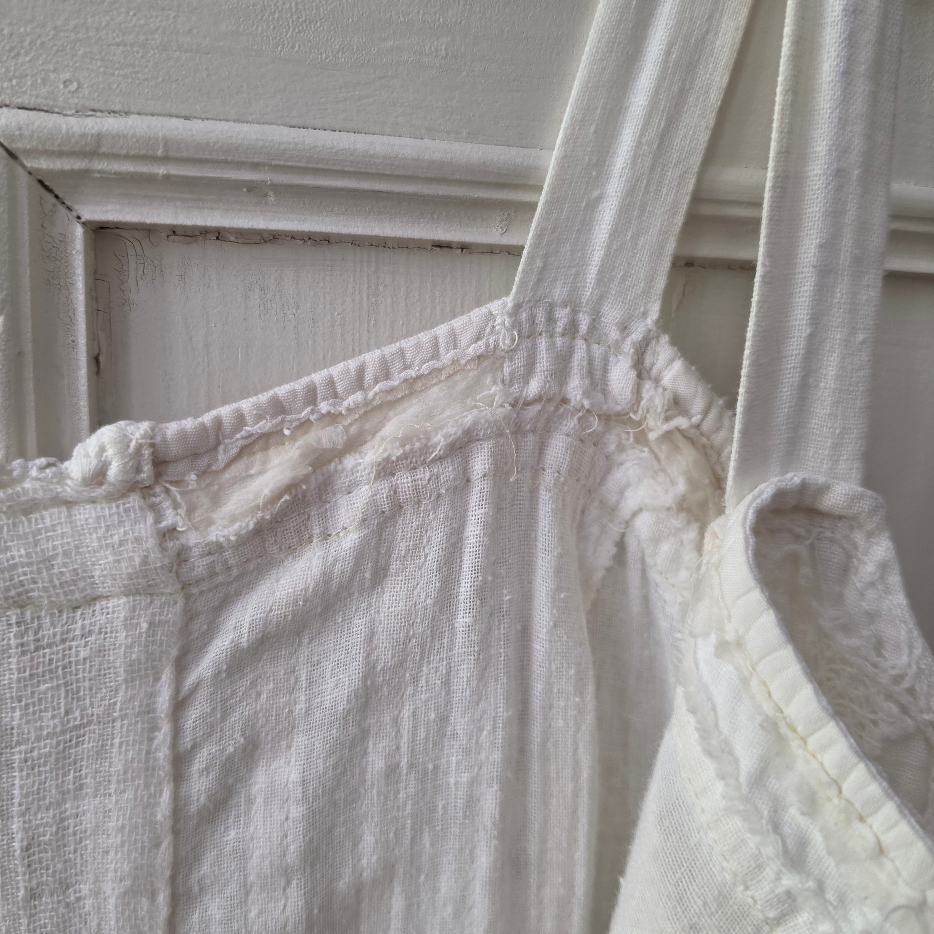 Romantisches Vintage Trägerkleid – Weißes Halbleinen & Spitze (Handgemachtes Unikat)