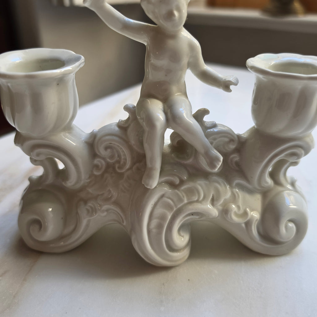 Antiker 2-flammiger Porzellan-Kerzenhalter mit Engel - Putte – Rococo-Stil