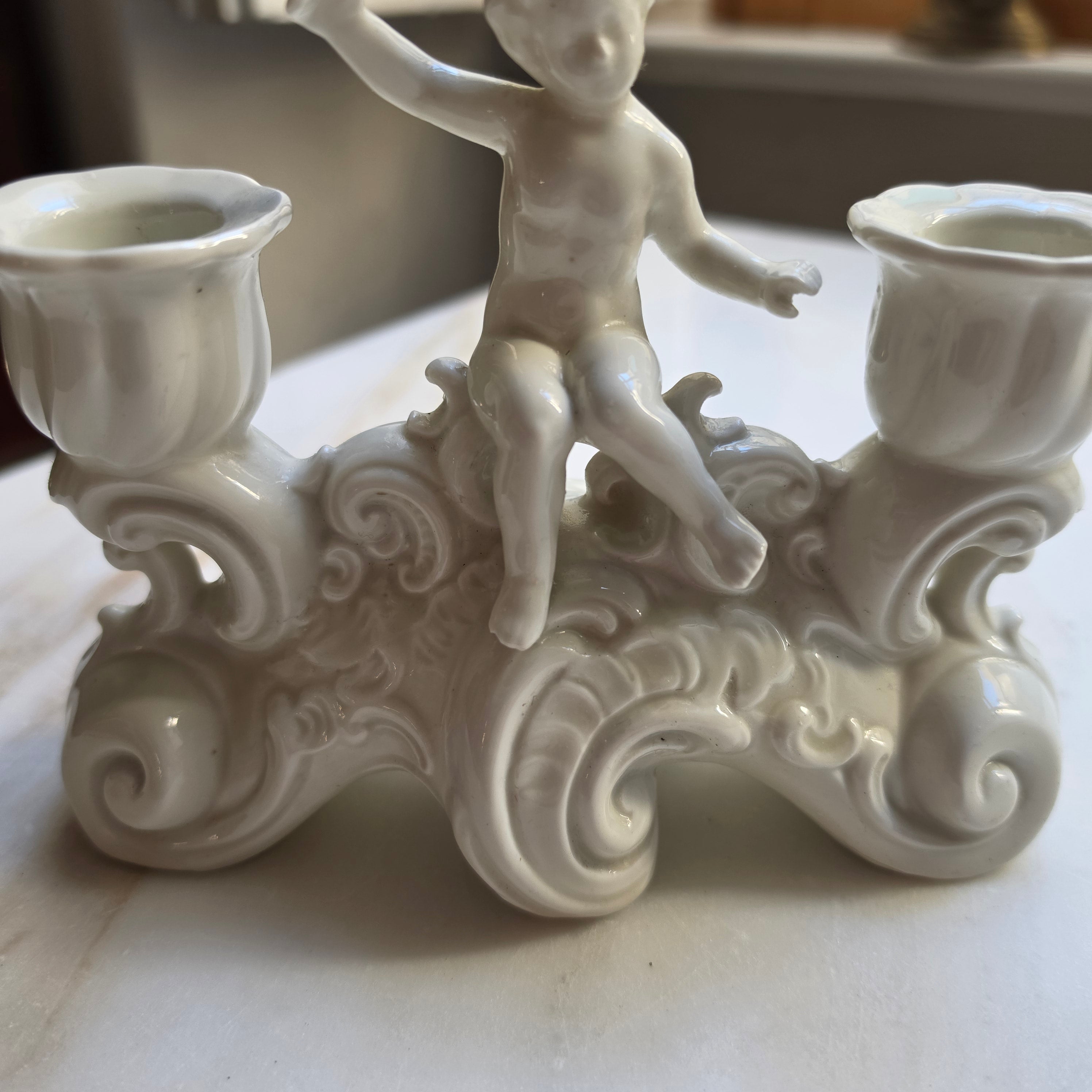 Antiker 2-flammiger Porzellan-Kerzenhalter mit Engel - Putte – Rococo-Stil