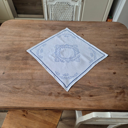 Kleine antike Mitteldecke  bedruckt oder zum besticken blau weiß