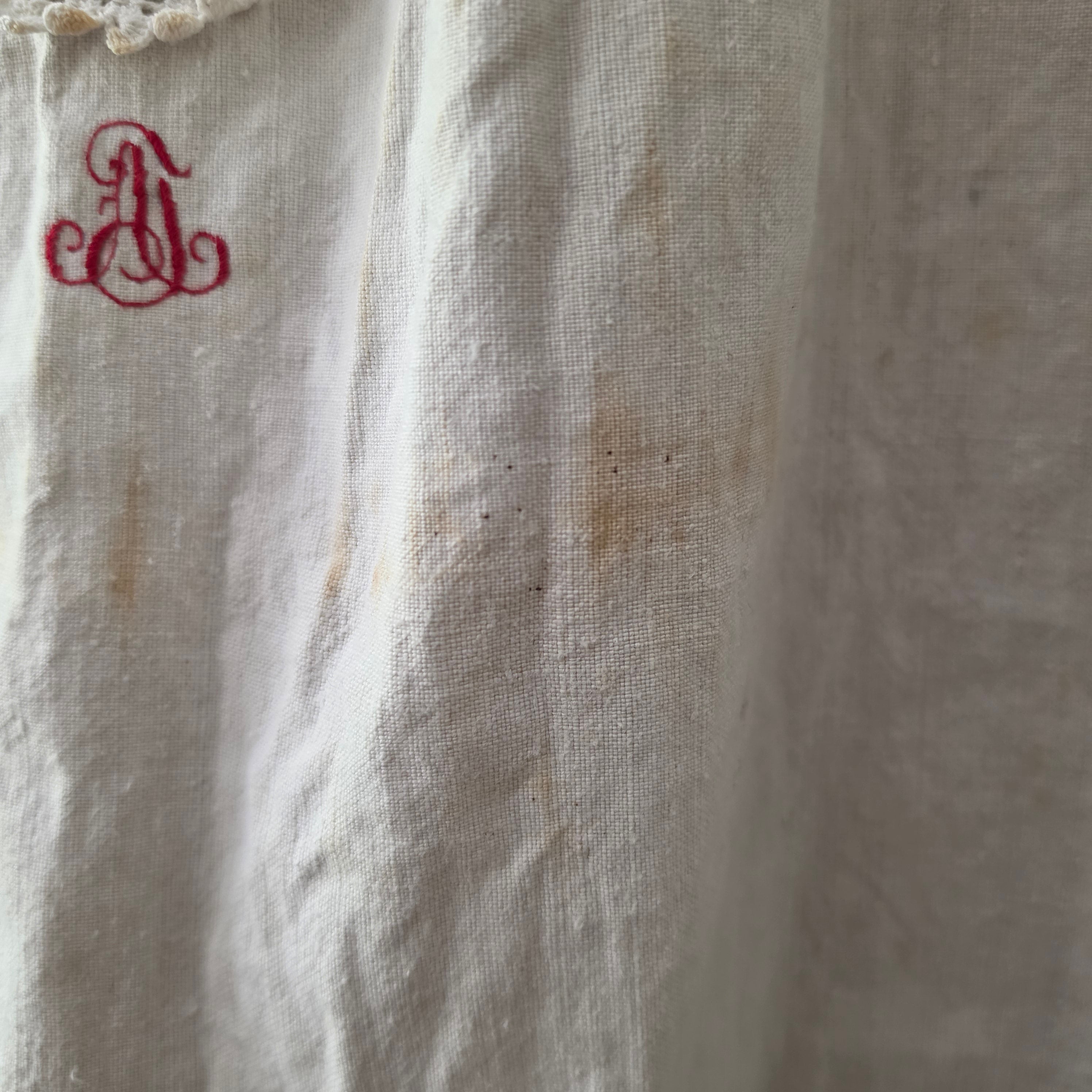 Authentisches Jugendstil-Nachthemd mit Geschichte und unverkennbarer Patina - um 1920 - Monogramm A.N.