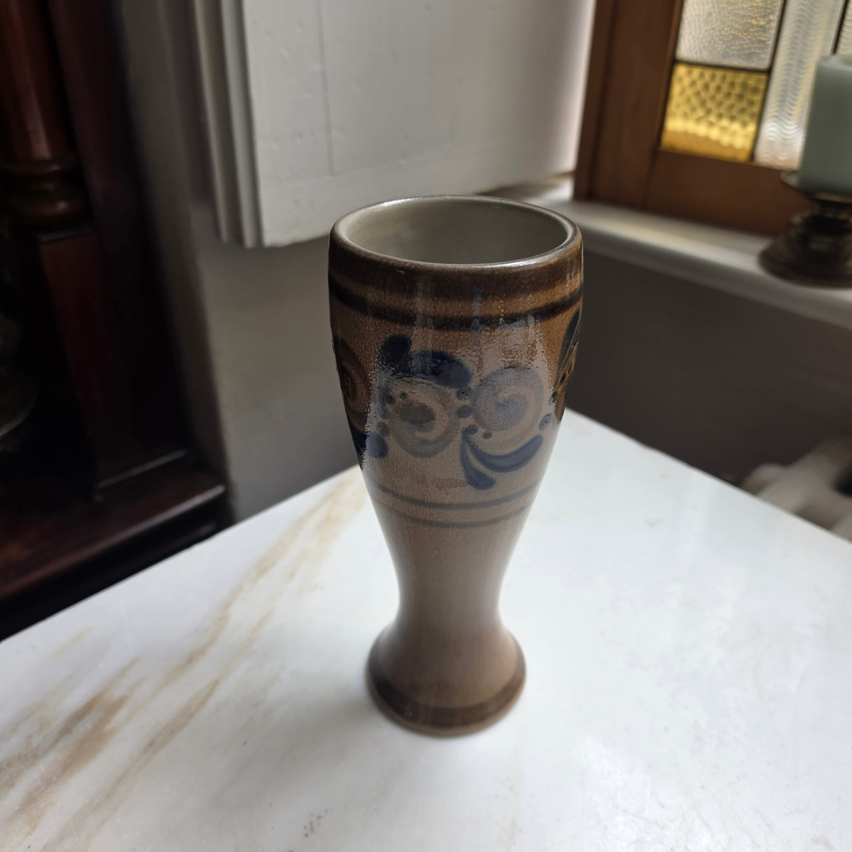 Handgemachte Vintage-Keramikvase mit blauer Ritzdekor-Malerei - Bier