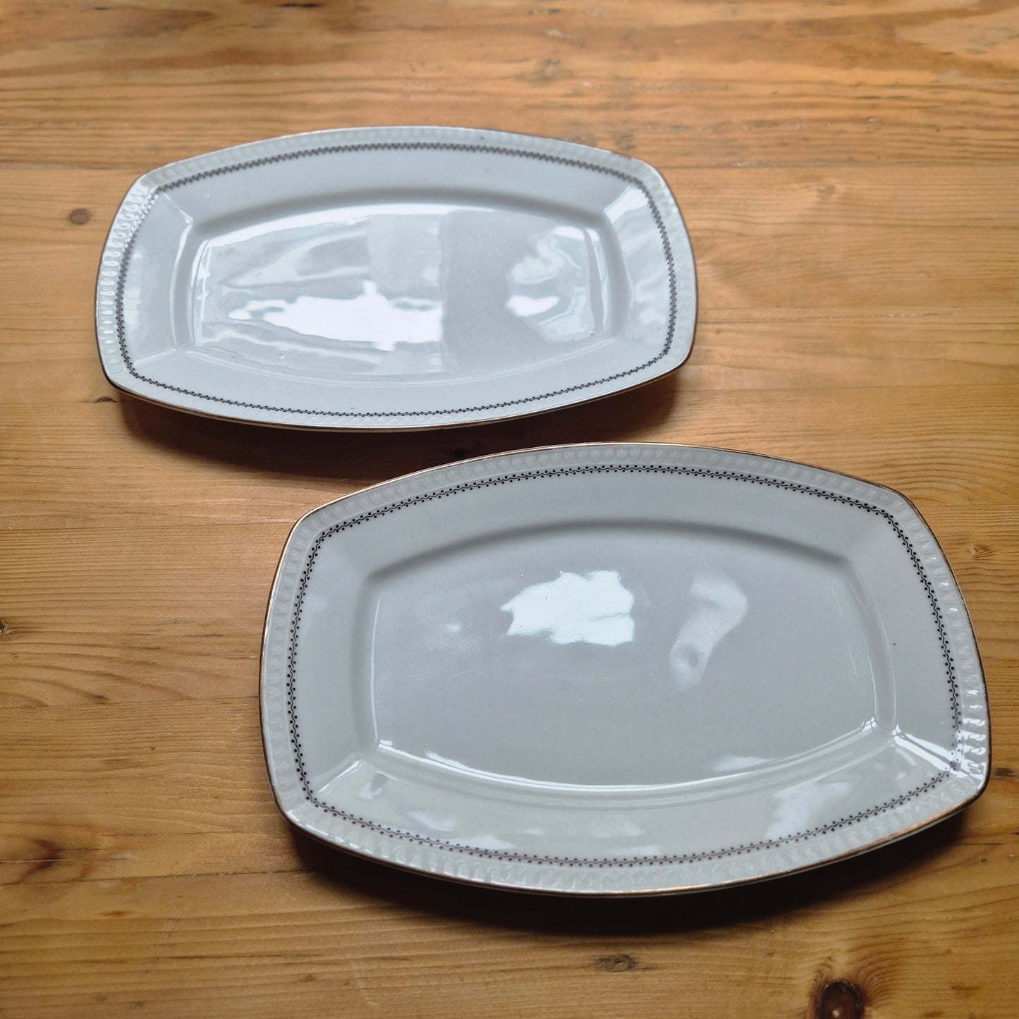2x Alte Servierplatten Teller Vintage Silesia Porzellan weiß gold schwarz