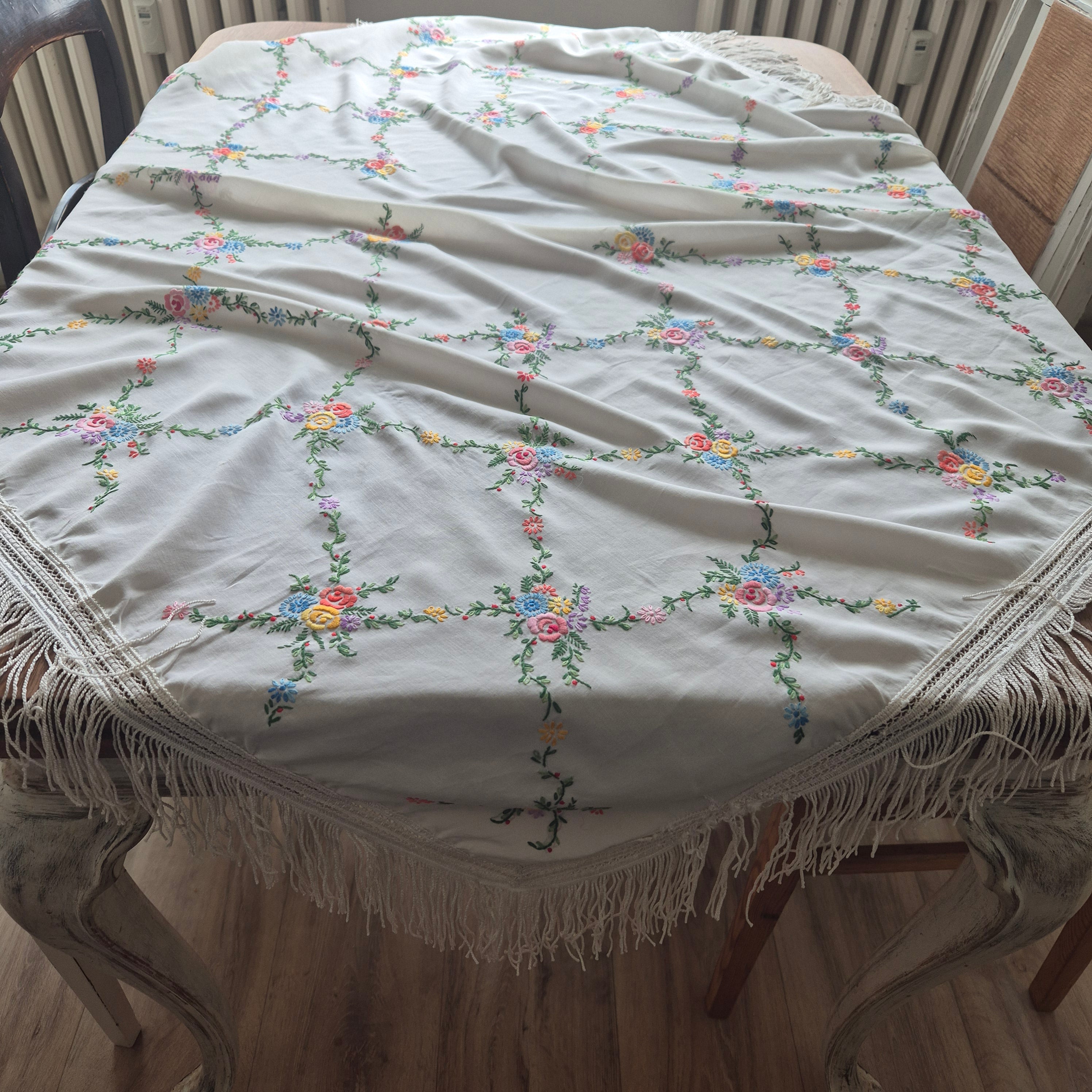 Deutsches Klaviertuch Schultertuch Vintage Antik 1950er bestickt mit Blumen Klavierschal 110x115cm weiß 🤍