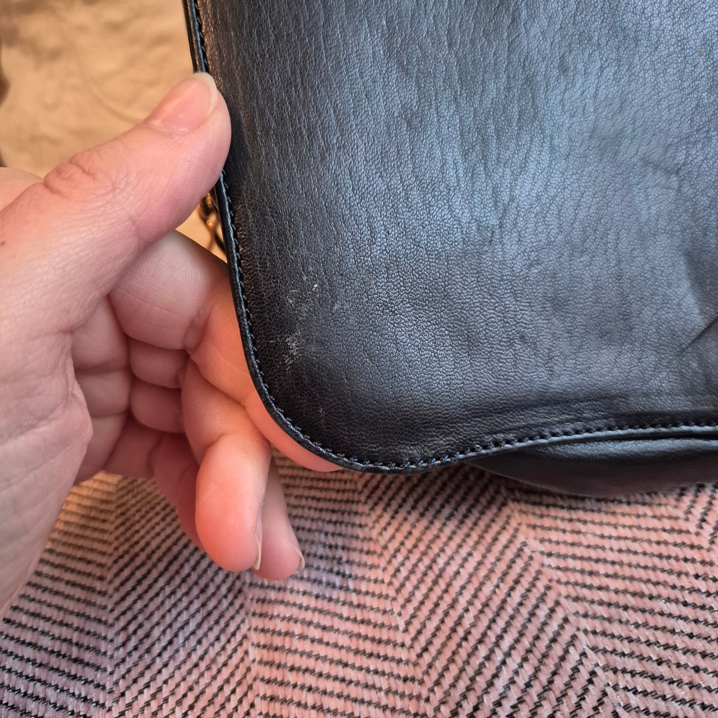 Vintage Moschino schwarze Schultertasche mit Herz 90er Jahre