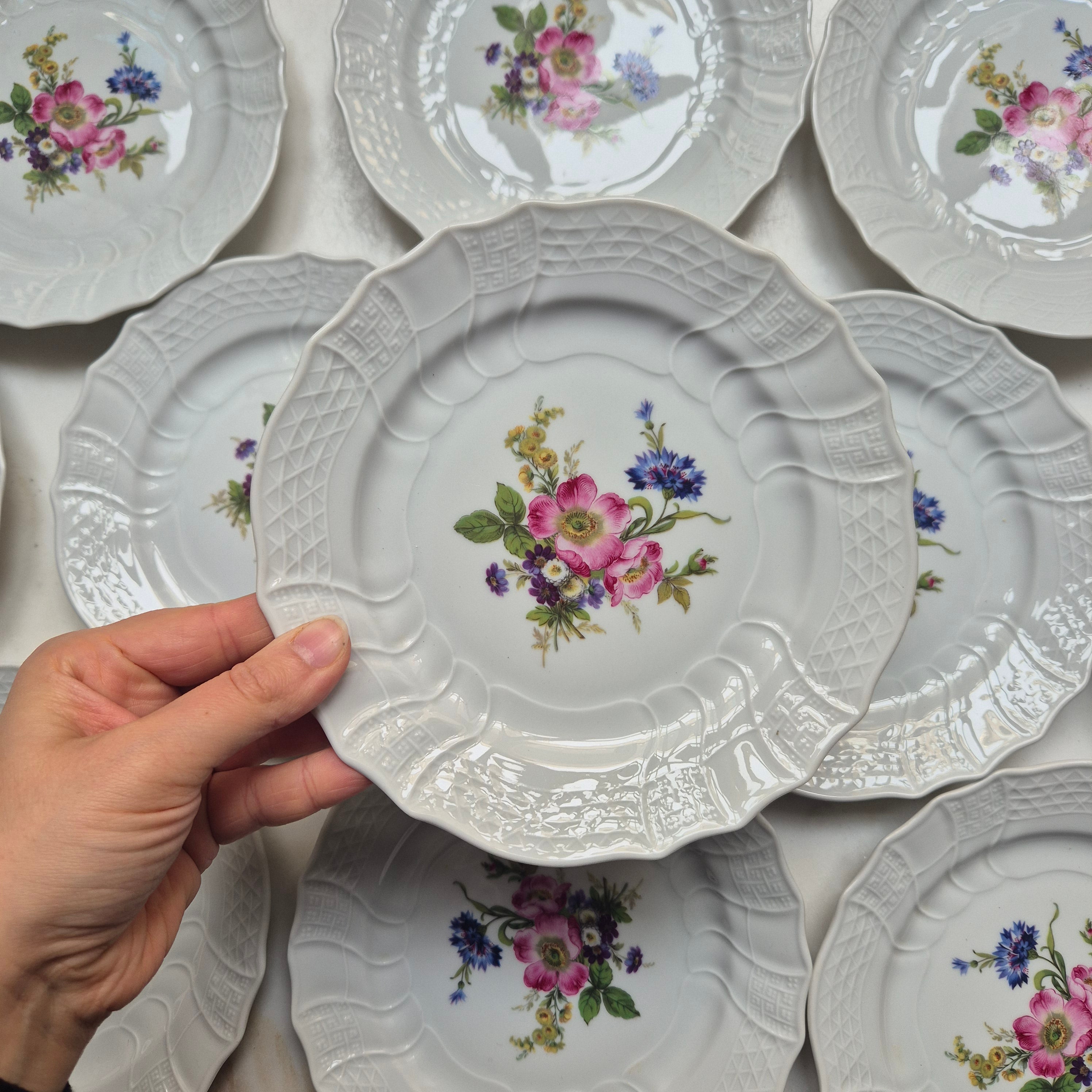 12x Antike Hutschenreuther  Porzellan Kuchenteller mit Blumenmotiv Reliefrand
