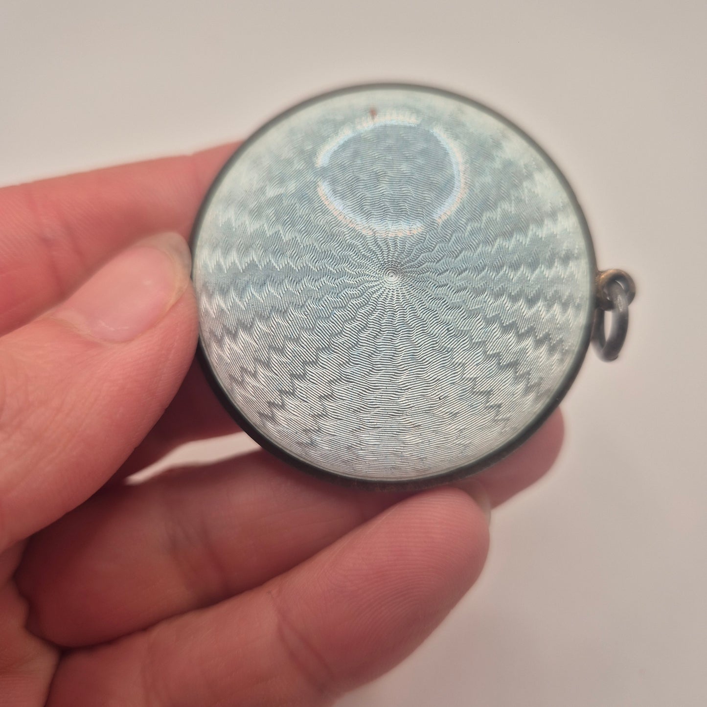 Charmante Vintage-Metalldose – Romantisches Rosen-Design mit Guilloché-Emaille