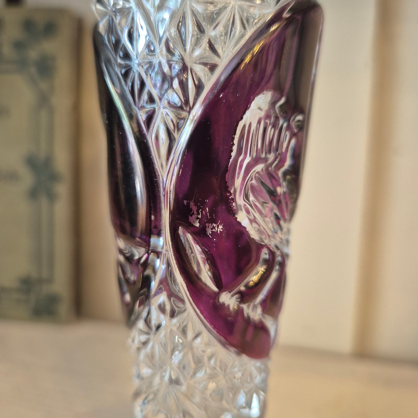 Vintage Bleikristall Hofbauer kleine Vase mit Vogelmotiv Weinrot