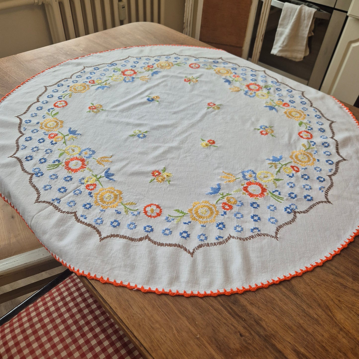 Vintage runde handgemachte Tischdecke weiß mit Blumenstickerei DDR  96cm