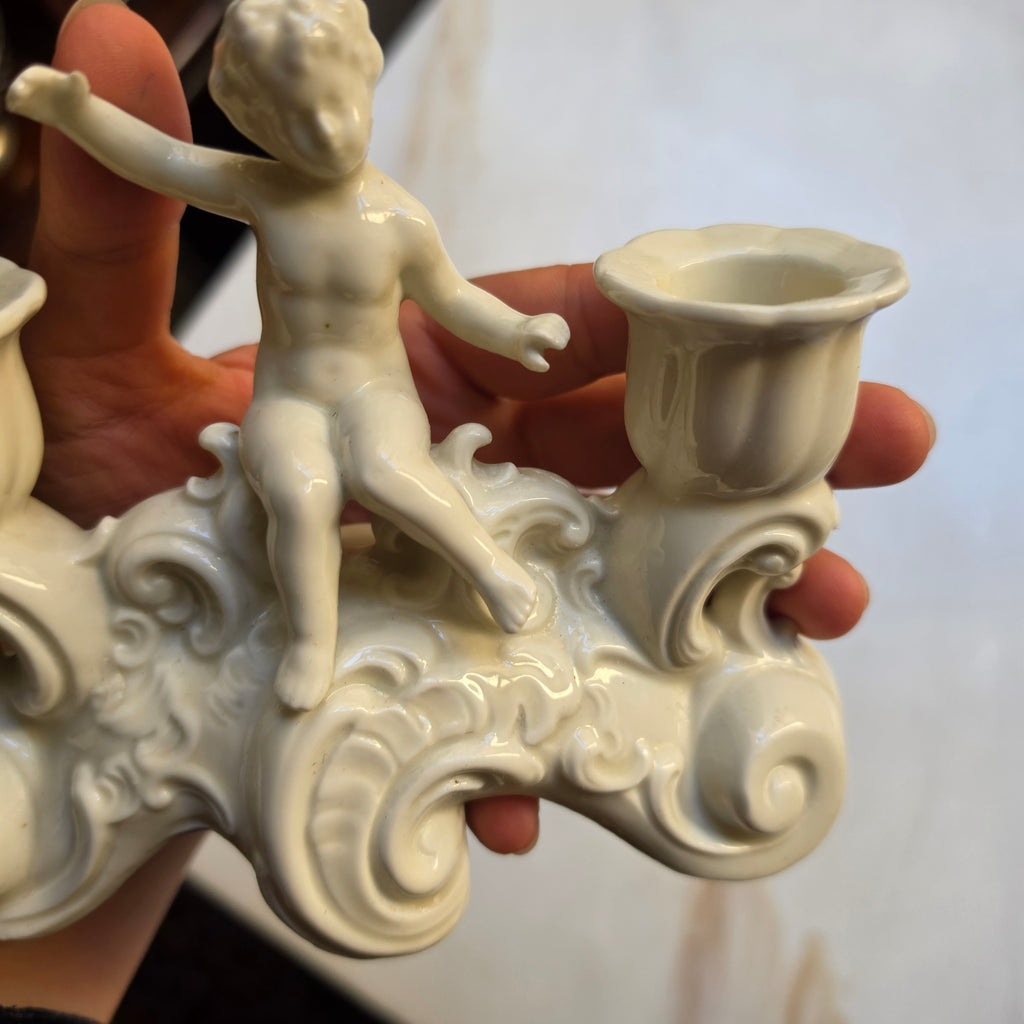 Antiker 2-flammiger Porzellan-Kerzenhalter mit Engel - Putte – Rococo-Stil