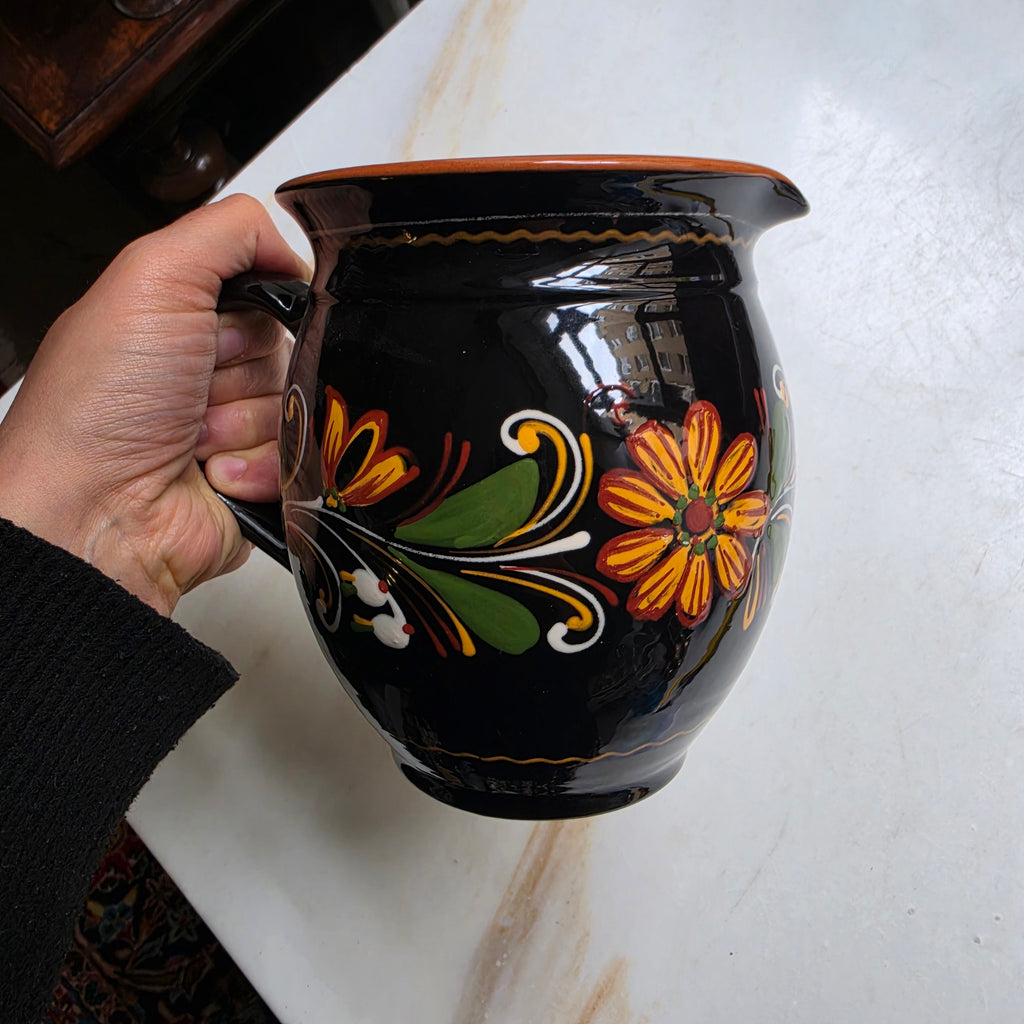 Vintage Krug mit Henkel - Handbemalt mit Blumen - schwarz