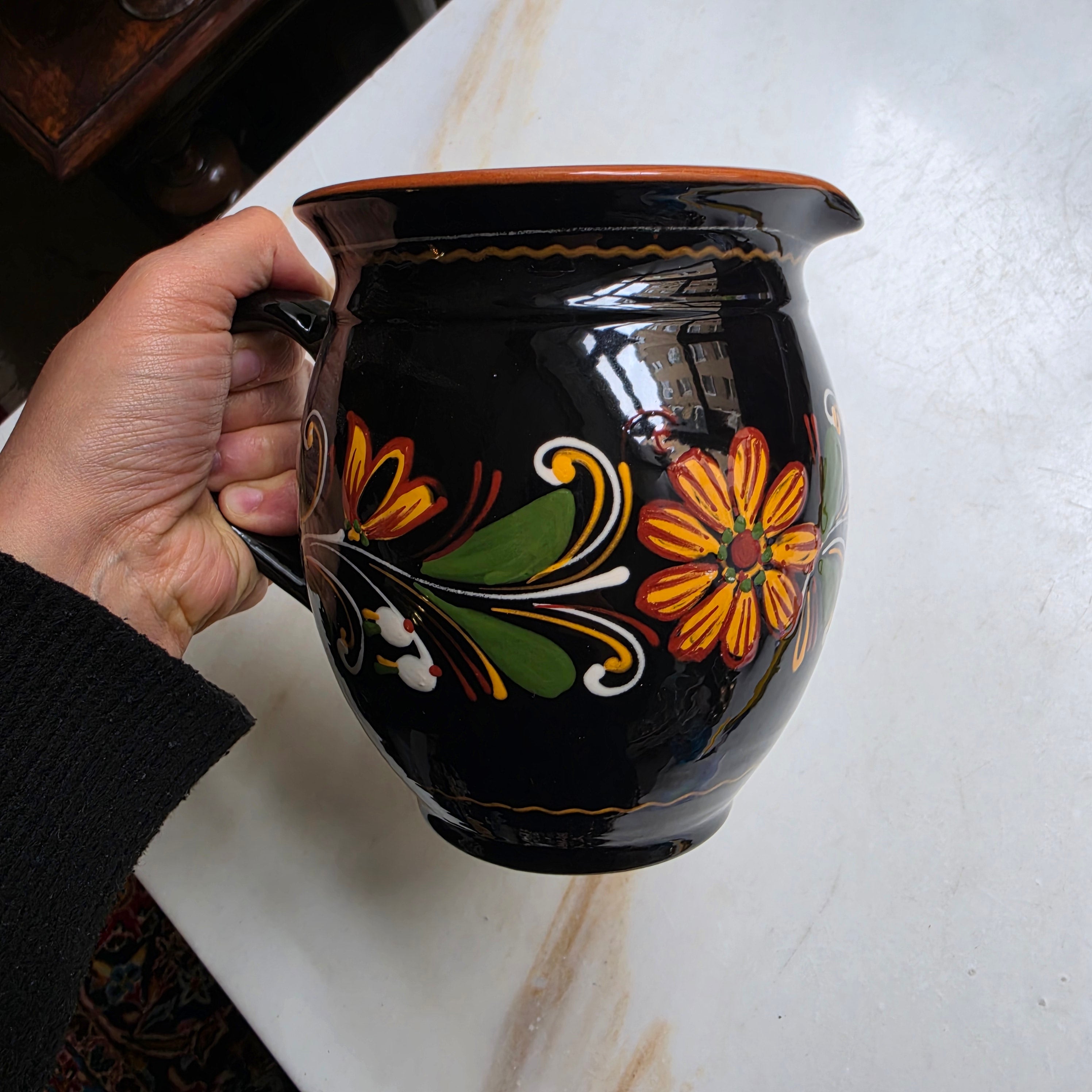 Vintage Krug mit Henkel - Handbemalt mit Blumen - schwarz