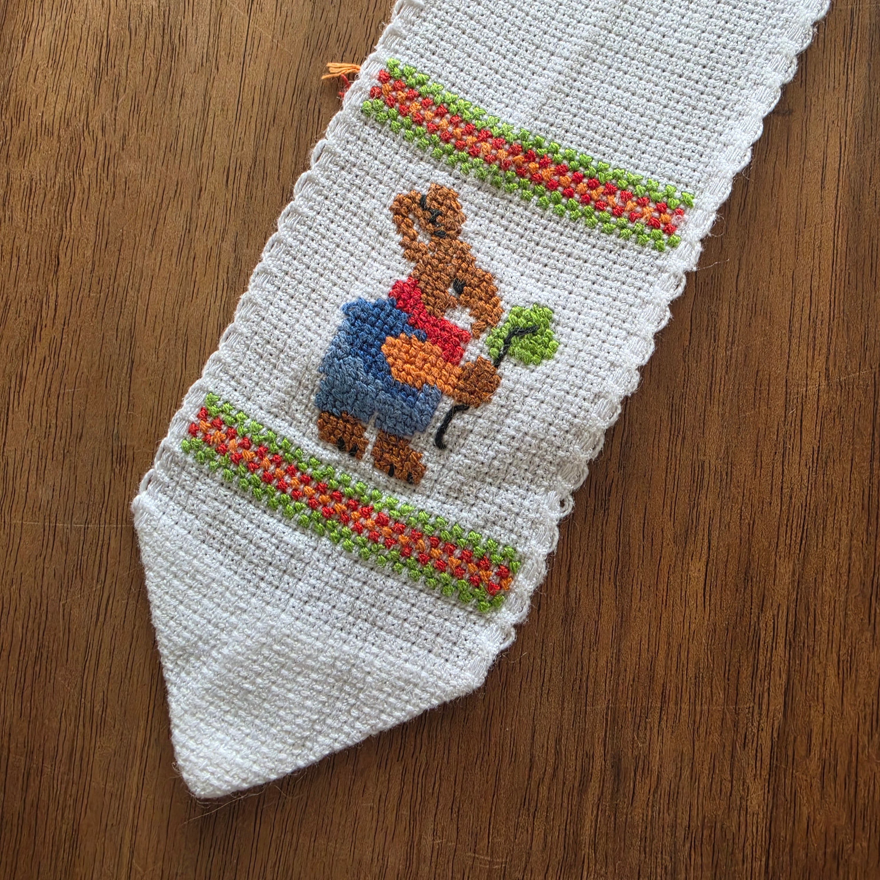 Handgestickte Oster-Schleife mit Hasen-Motiven – Vintage Wanddeko / Türdeko (Kreuzstich) - 47cm